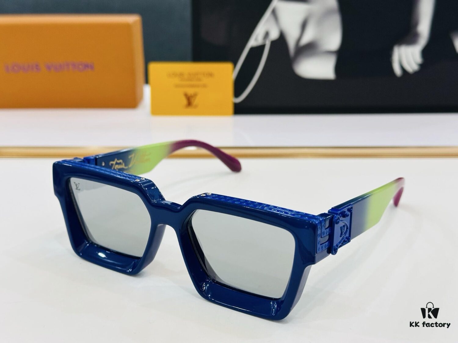 LOUIS VUITTON LV Luxury Version M96006 Sunglasses with Dense Golden Logo Pattern Size 56□17