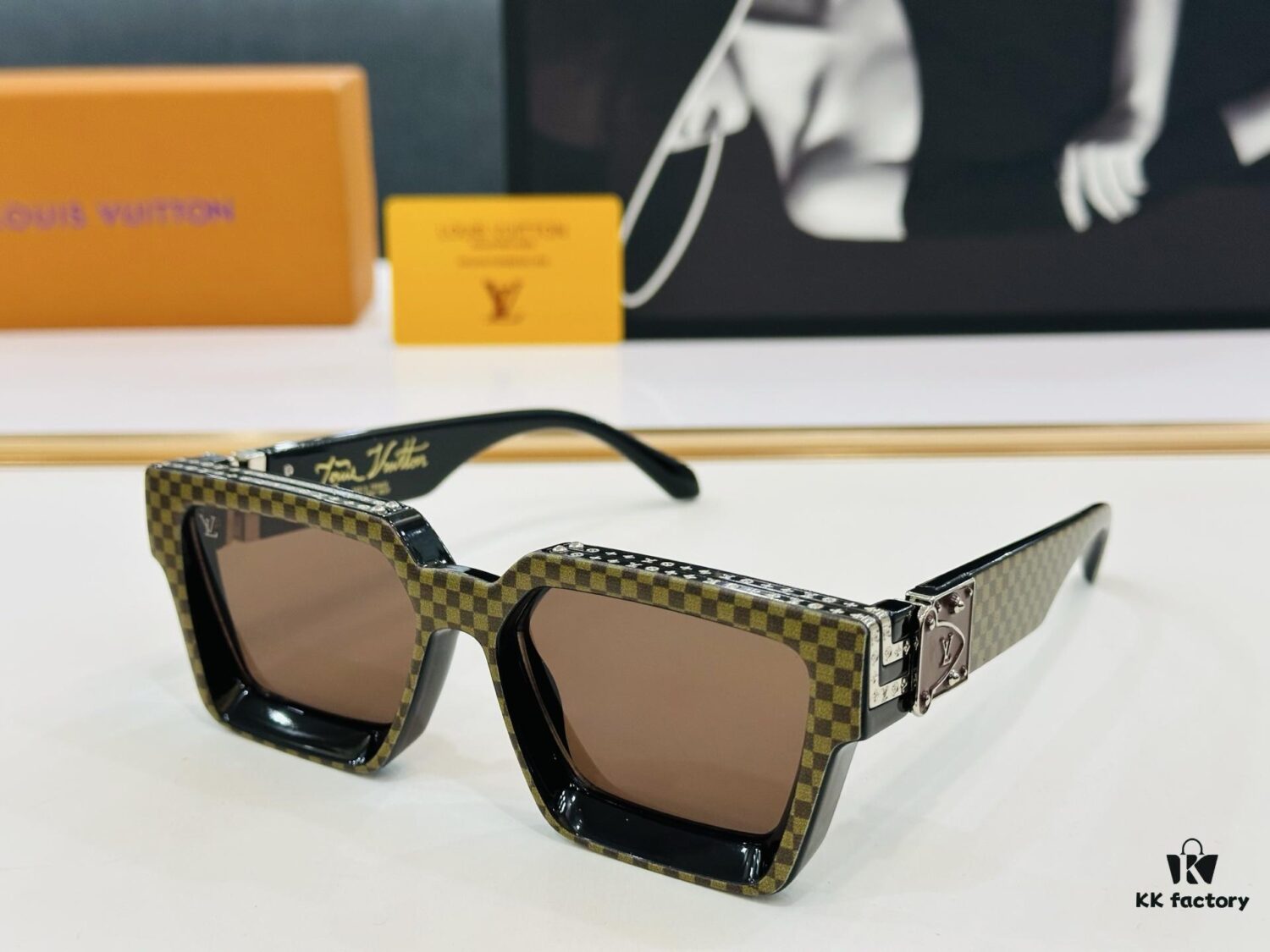 LOUIS VUITTON LV Luxury Version M96006 Sunglasses with Dense Golden Logo Pattern Size 56□17