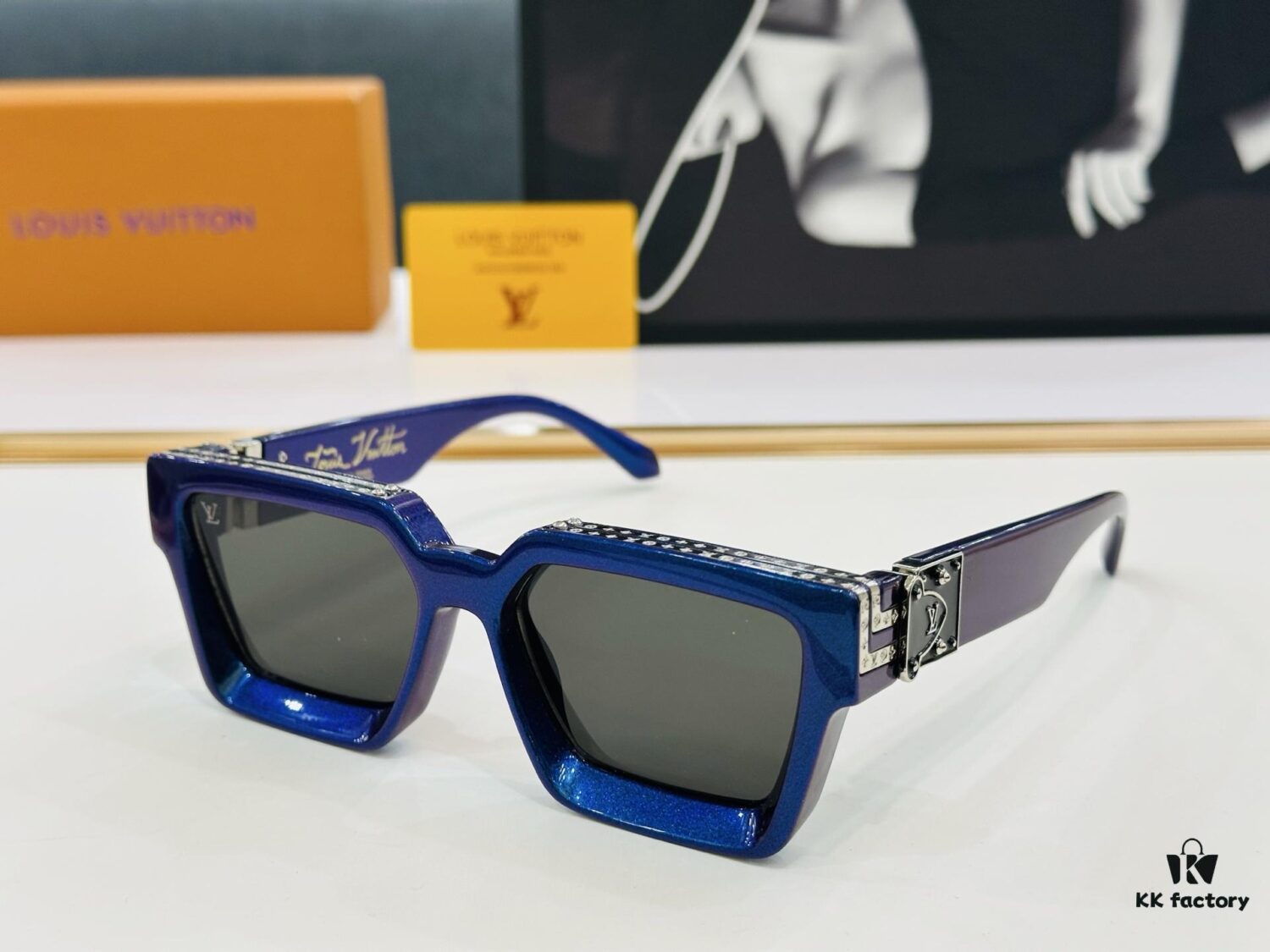 LOUIS VUITTON LV Luxury Version M96006 Sunglasses with Dense Golden Logo Pattern Size 56□17