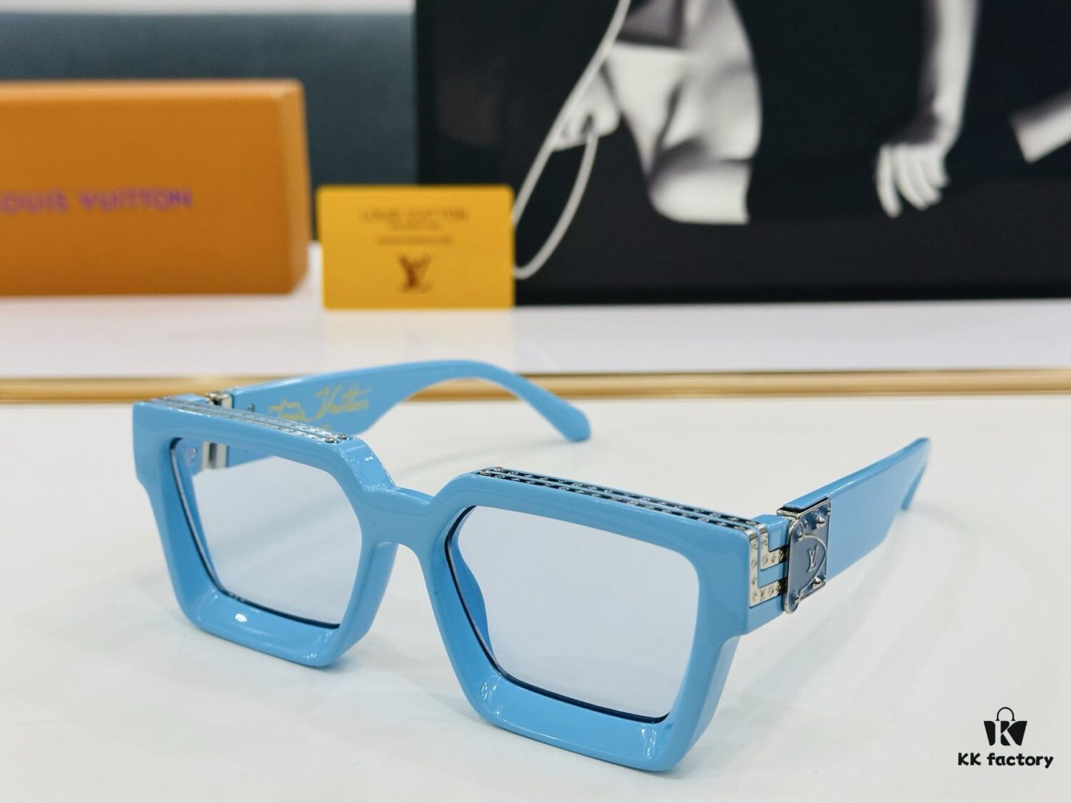 LOUIS VUITTON LV Louis Family M96006 Size 56□17 Luxury Edition, Densely Woven Logo Gold Frame, Exquisite BM Sunglasses