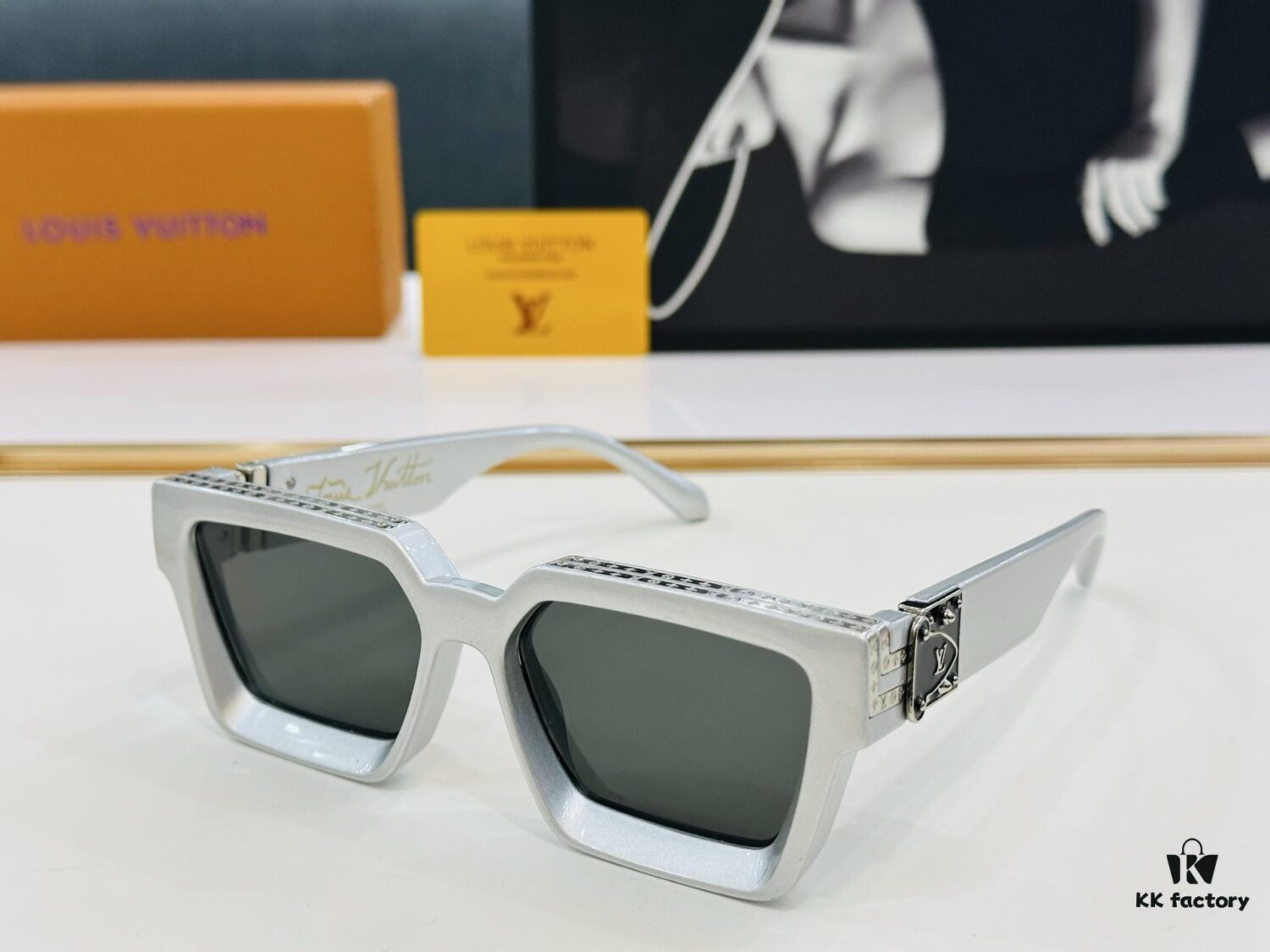 LOUIS VUITTON LV Louis Family M96006 Size 56□17 Luxury Edition, Densely Woven Logo Gold Frame, Exquisite BM Sunglasses