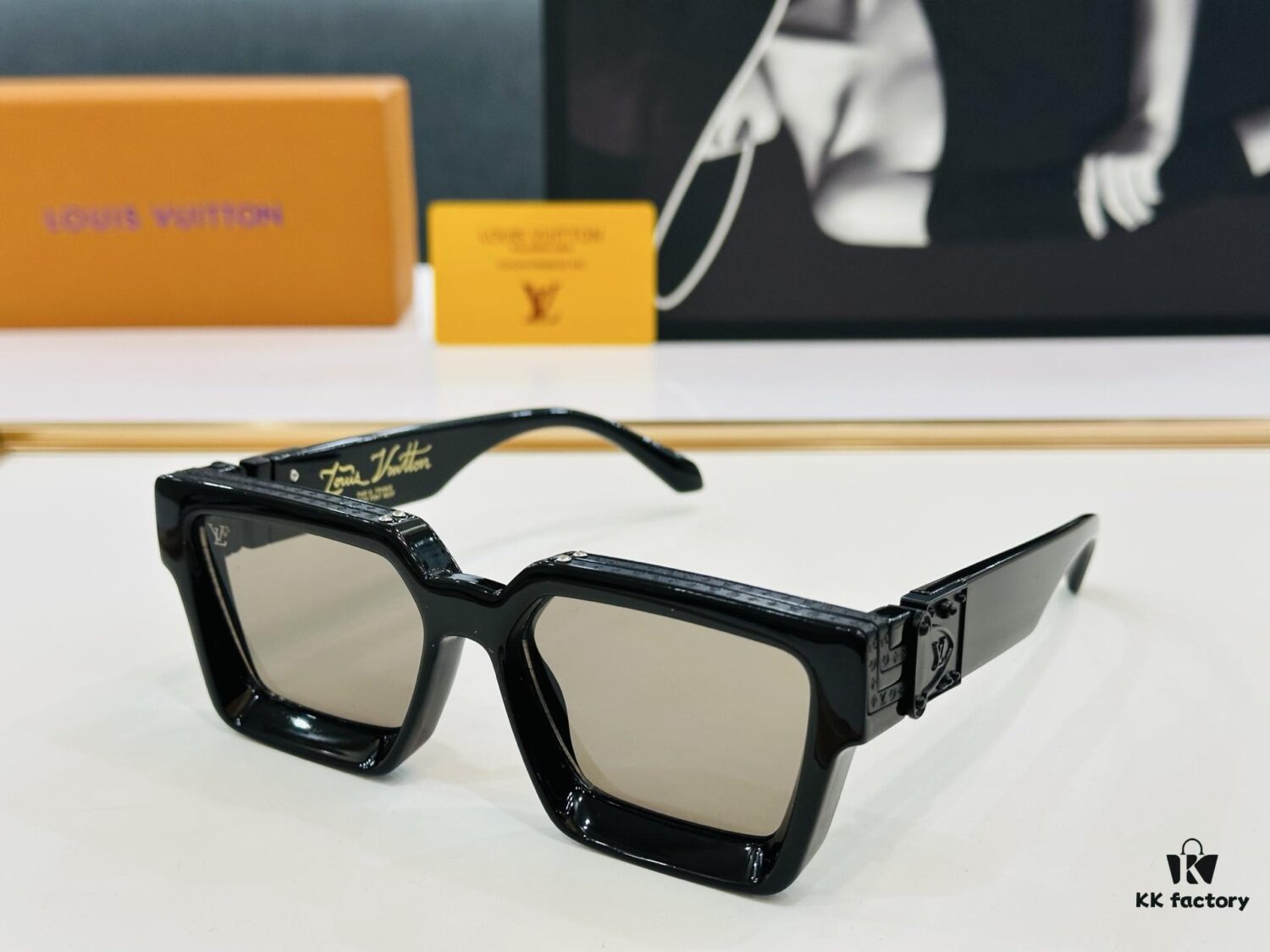 LOUIS VUITTON LV Louis Family M96006 Size 56□17 Luxury Edition, Densely Woven Logo Gold Frame, Exquisite BM Sunglasses