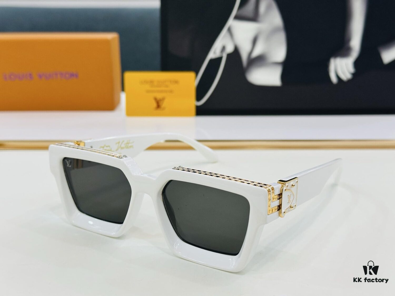 LOUIS VUITTON LV Luxury Version M96006 Size 56□17 Sunglasses with Dense Golden Logo Pattern