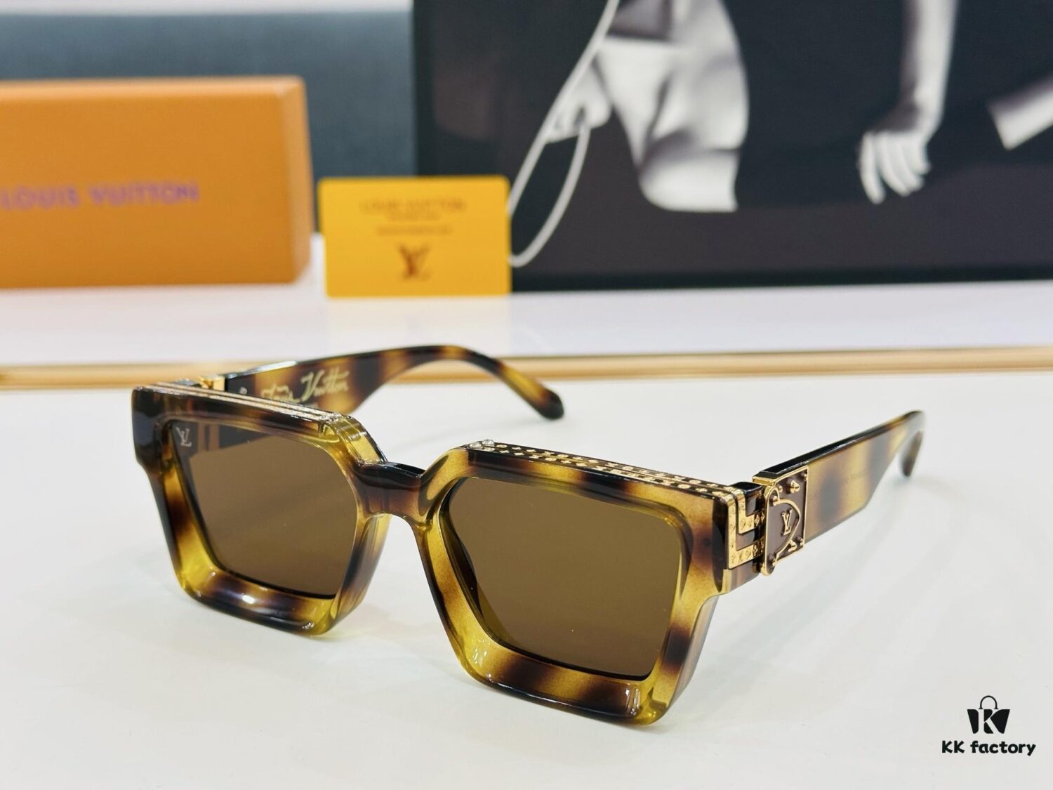 LOUIS VUITTON LV Luxury Version M96006 Size 56□17 Sunglasses with Dense Golden Logo Pattern