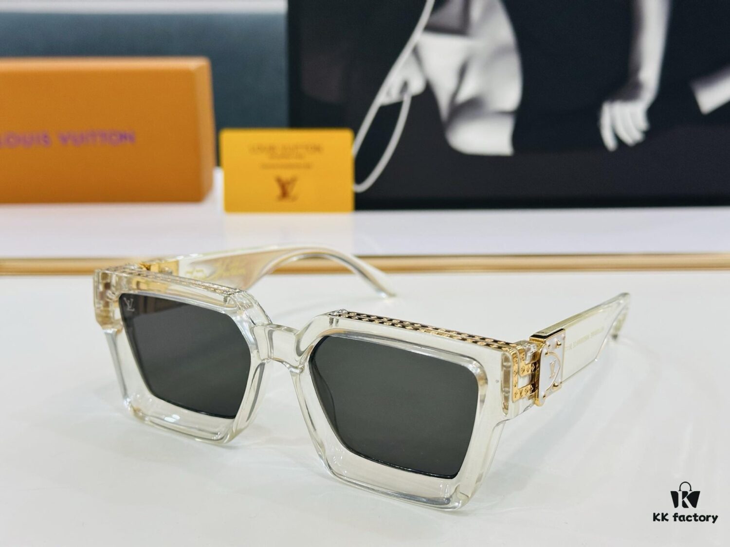 LOUIS VUITTON LV Luxury Version M96006 Size 56□17 Sunglasses with Dense Golden Logo Pattern