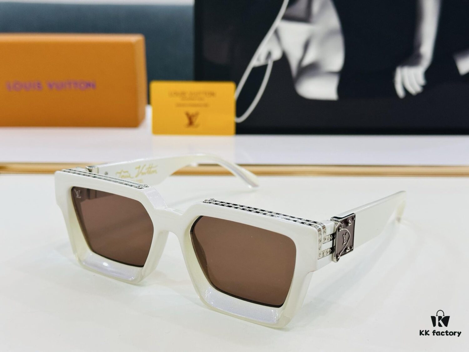 LOUIS VUITTON LV Luxury Version M96006 Size 56□17 Sunglasses with Dense Golden Logo Pattern