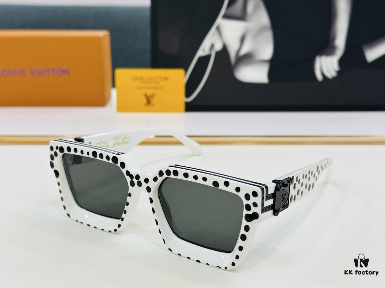 LOUIS VUITTON LV Luxury Version M96006 Size 56□17 Sunglasses with Dense Golden Logo Pattern