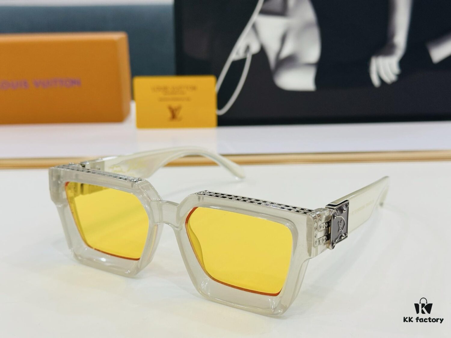 LOUIS VUITTON LV Luxury Version M96006 Size 56□17 Sunglasses with Dense Golden Logo Pattern