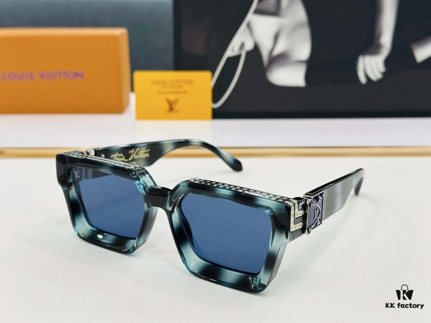 LOUIS VUITTON LV Maison M96006 Size 56□17 Luxury Edition Golden Dense Logo Sunglasses