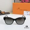 135 The Sunglasses Everyone Is Searching for Online, Louis Vuitton Also Released Panda-Style Glasses🐼, Black and White Color Block Extremely Versatile, A Must-Have Beautiful Sunglasses for Stylish Girls