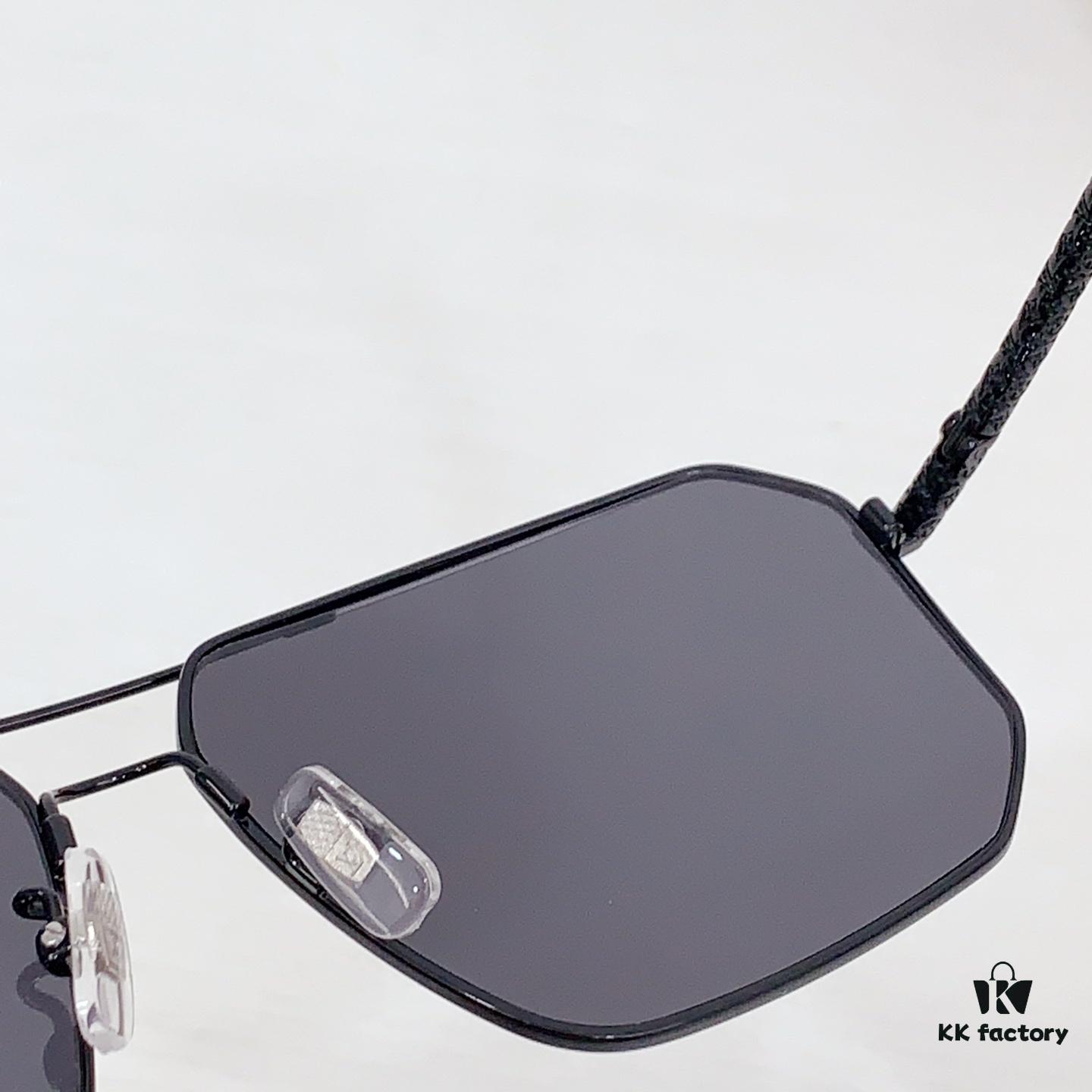 135 LOUIS VUITTON Model: Z1320 Size: 60 x 14-145