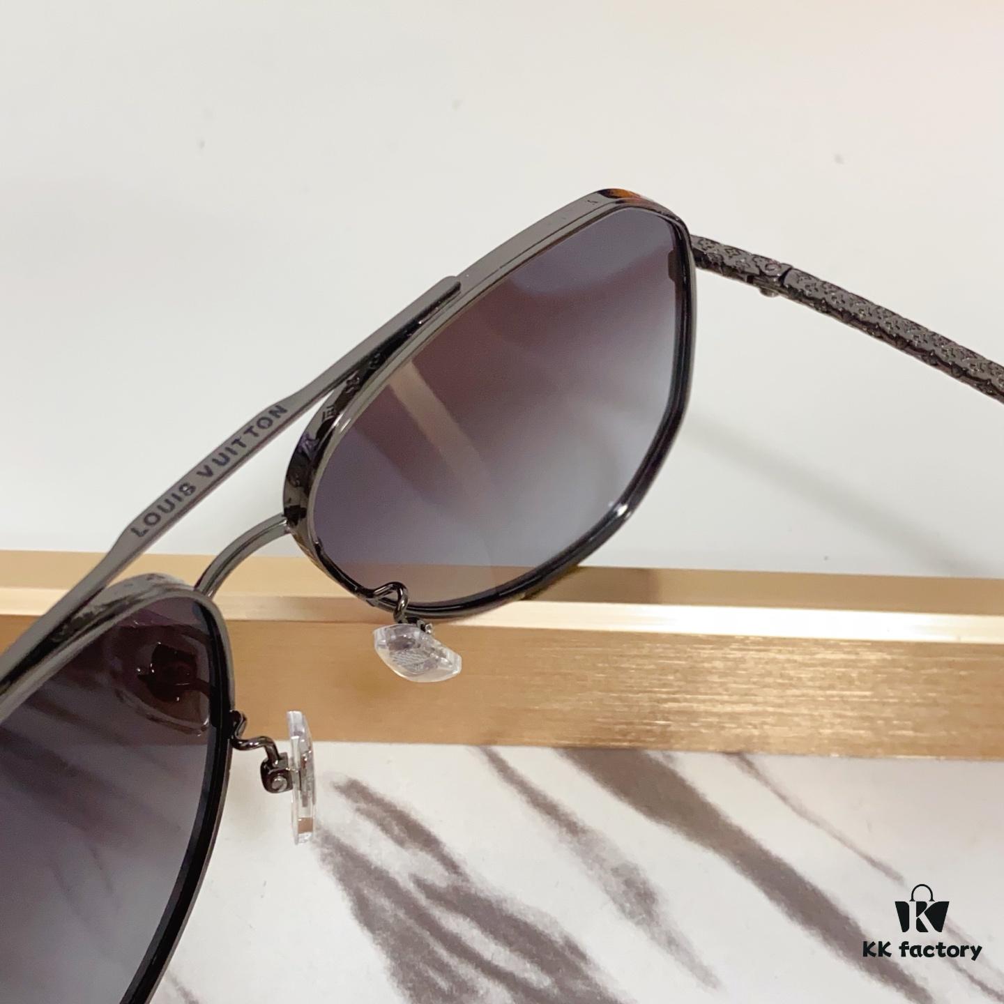 135 LOUIS VUITTON MOD: Z1300E Size: 58□15-140 Sunglasses