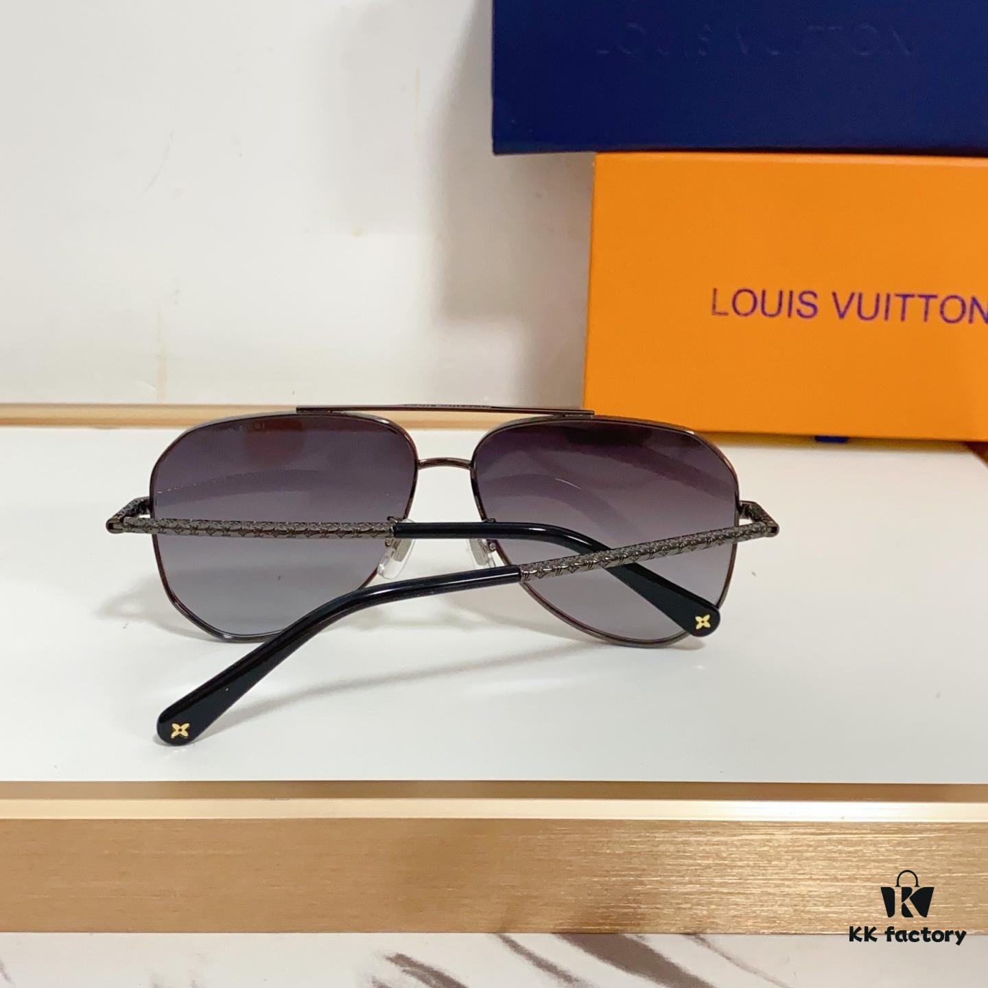 135 LOUIS VUITTON MOD: Z1300E Size: 58□15-140 Sunglasses