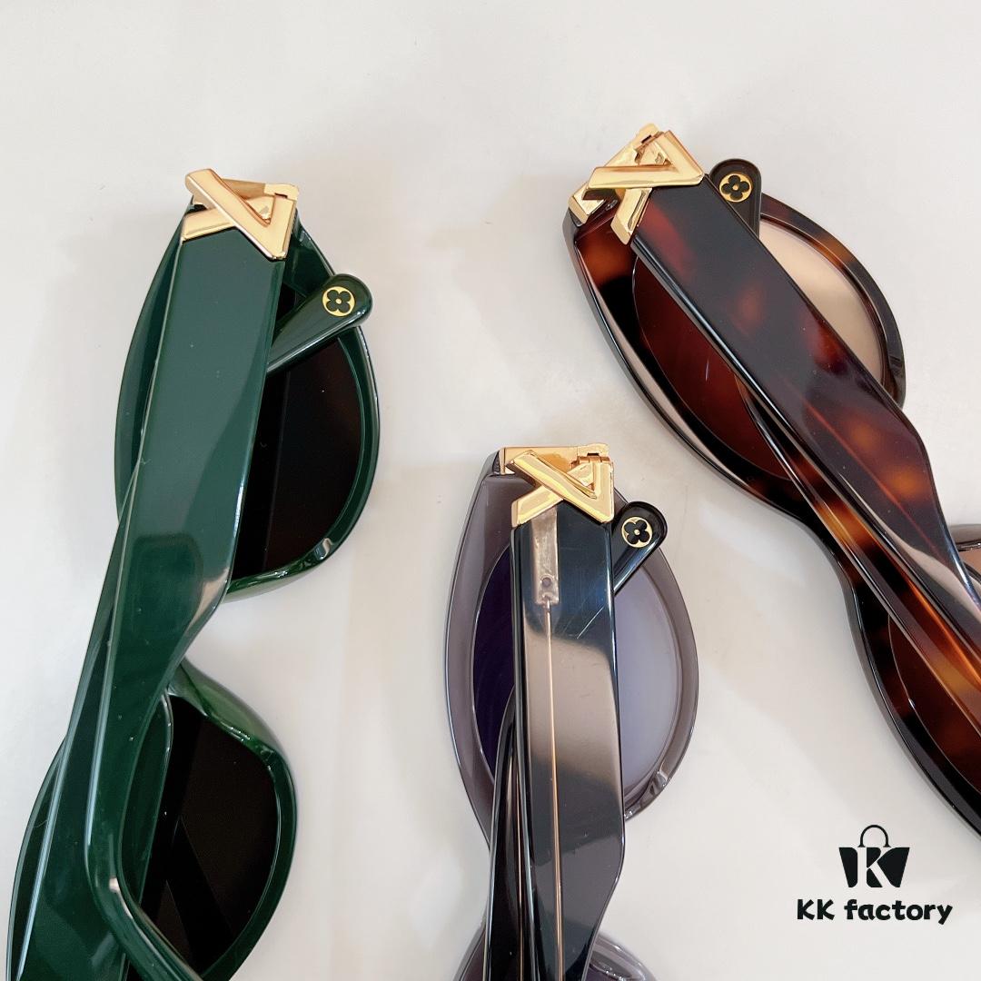 105 LOUIS VUITTON MOD: Z1867 Size: 51□20-140