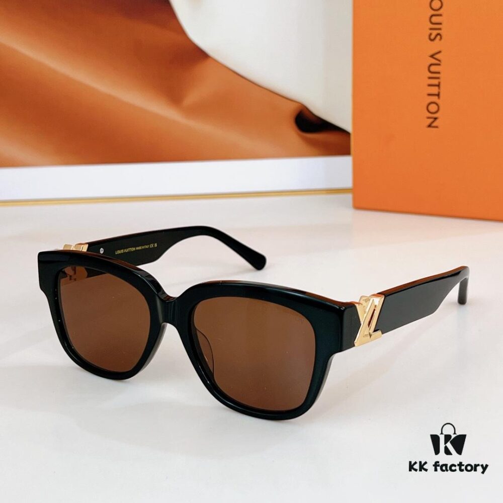 105 LOUIS VUITTON MOD: Z1762 Size: 53□18-140