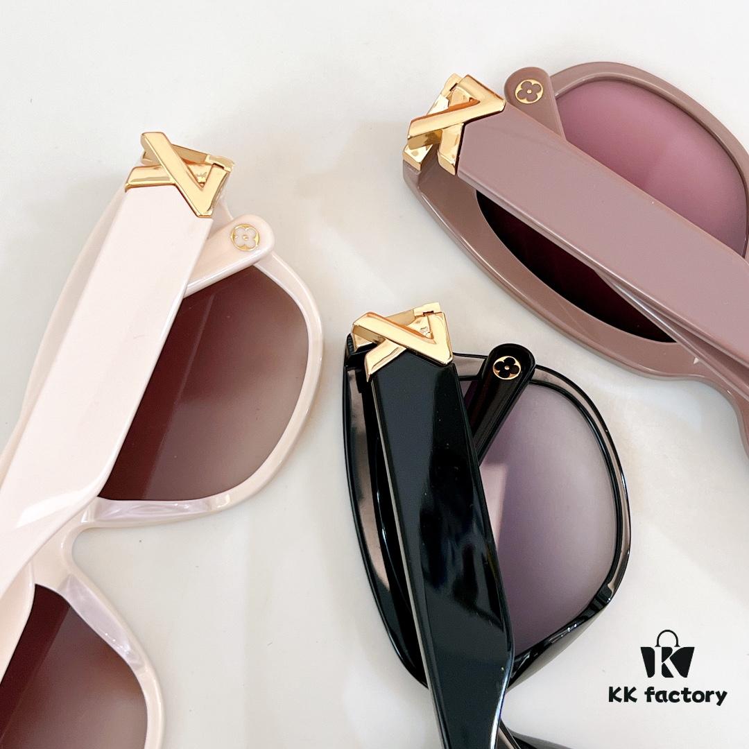 105 LOUIS VUITTON MOD: Z1762 Size: 53□18-140