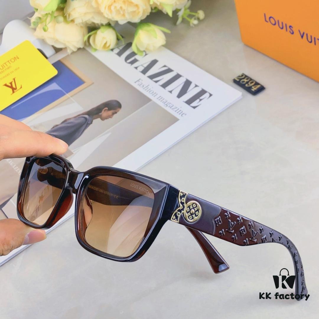 Louis Vuitton Vintage-Inspired Transparent Brown Square Sunglasses, Trendy Round-Face Slimming Design, Influencer Favorite on Xiaohongshu, Stylish Oversized Eyewear