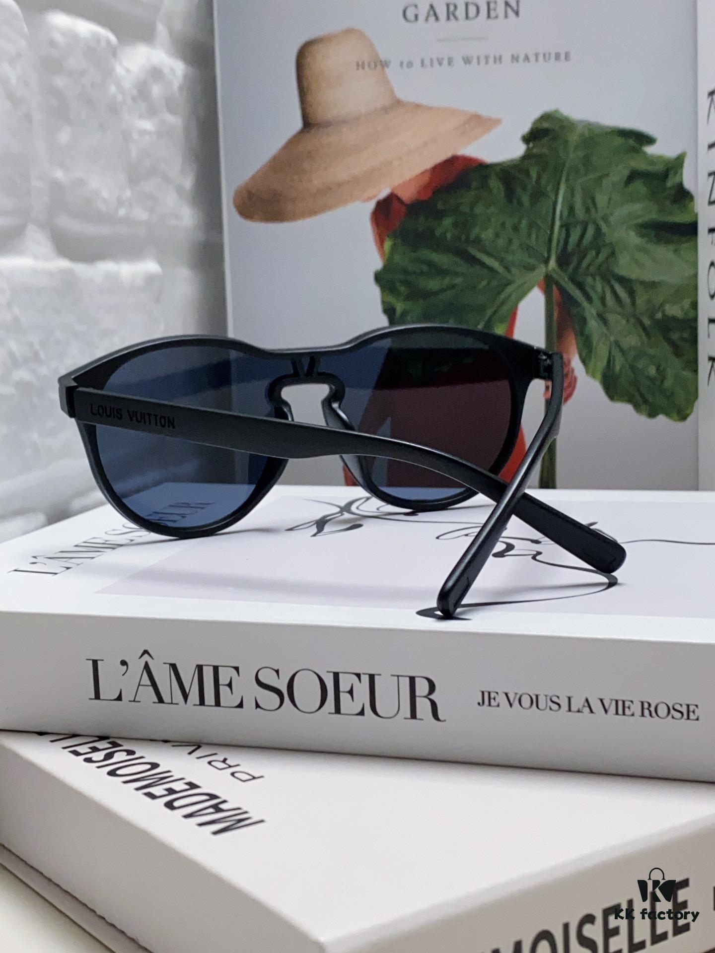 LOUIS VUITTON Round Frame Sunglasses with Detailed Design, Original LV Rimless Style, Classic Temple Logo, High-Quality Construction