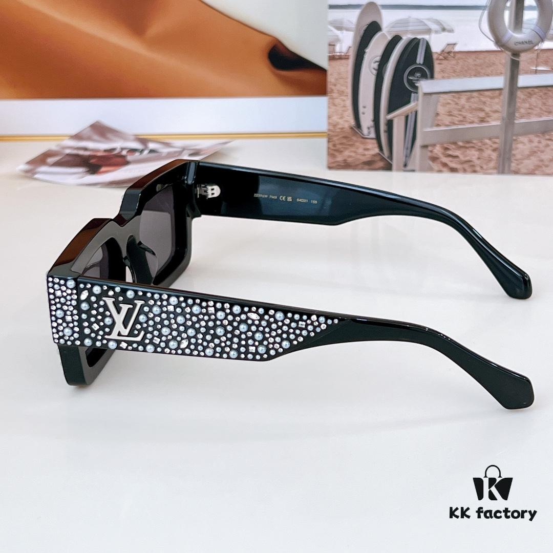 LOUIS VUITTON Sunglasses