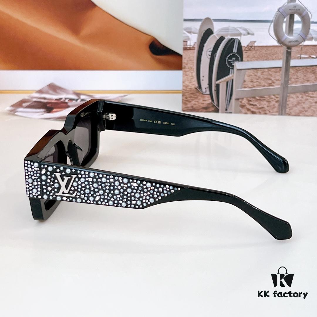 LOUIS VUITTON Sunglasses