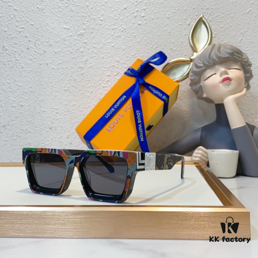 LOUIS VUITTON * Z1910E Z1920E Z1940E Z1900E Z1812E (One Color, One Model) Premium Quality Luxury Edition, Runway Highlight, True Millionaire's Style, Dense Logo Gold Threads Embedded in Solid Frame, Bold Lines and Exquisite Craftsmanship Create a Three-Dimensional Texture, Refined Small Square Temple Connects Smoothly with Clasp, Different Tints of Coating Enhance the Elegance of Golden Rivets