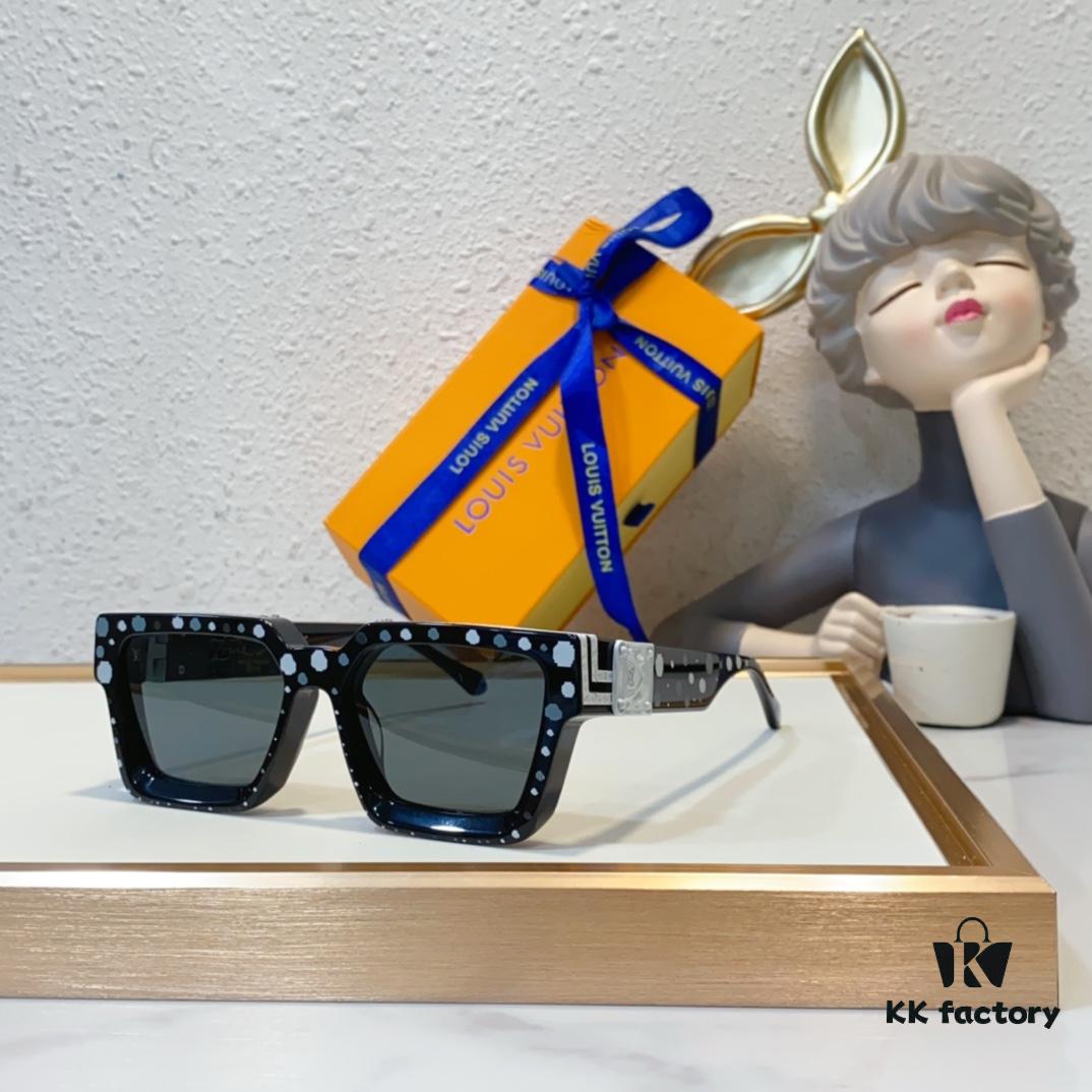 LOUIS VUITTON * Z1910E Z1920E Z1940E Z1900E Z1812E (One Color, One Model) Premium Quality Luxury Edition, Runway Highlight, True Millionaire's Style, Dense Logo Gold Threads Embedded in Solid Frame, Bold Lines and Exquisite Craftsmanship Create a Three-Dimensional Texture, Refined Small Square Temple Connects Smoothly with Clasp, Different Tints of Coating Enhance the Elegance of Golden Rivets