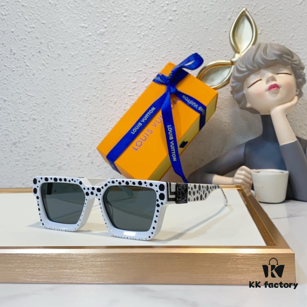 LOUIS VUITTON * Z1910E Z1920E Z1940E Z1900E Z1812E (One Color, One Model) Premium Quality Luxury Edition, Runway Highlight, True Millionaire's Style, Dense Logo Gold Threads Embedded in Solid Frame, Bold Lines and Exquisite Craftsmanship Create a Three-Dimensional Texture, Refined Small Square Temple Connects Smoothly with Clasp, Different Tints of Coating Enhance the Elegance of Golden Rivets