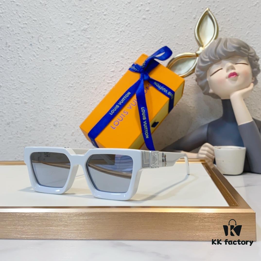 LOUIS VUITTON * Z1910E Z1920E Z1940E Z1900E Z1812E (One Color, One Model) Premium Quality Luxury Edition, Runway Highlight, True Millionaire's Style, Dense Logo Gold Threads Embedded in Solid Frame, Bold Lines and Exquisite Craftsmanship Create a Three-Dimensional Texture, Refined Small Square Temple Connects Smoothly with Clasp, Different Tints of Coating Enhance the Elegance of Golden Rivets