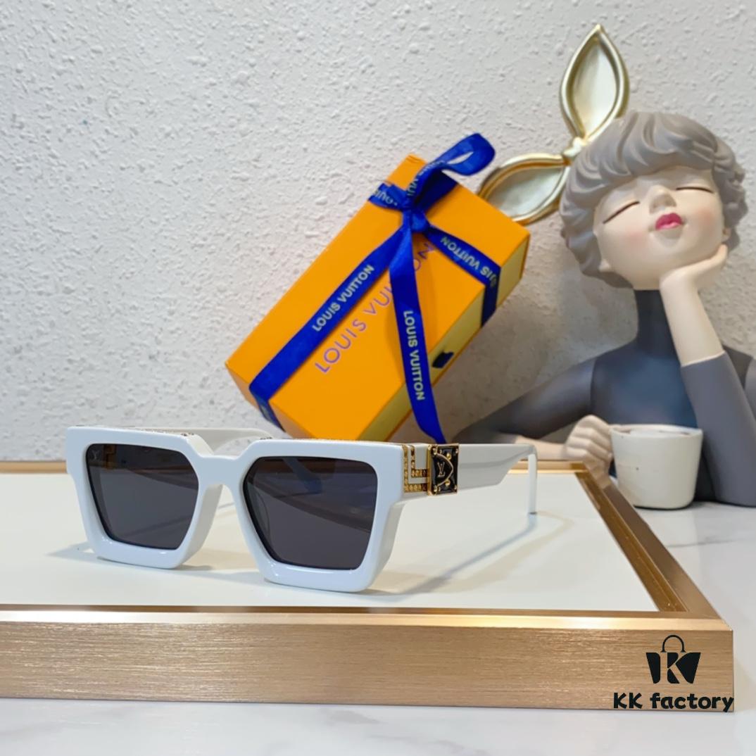 LOUIS VUITTON * Z1910E Z1920E Z1940E Z1900E Z1812E (One Color, One Model) Premium Quality Luxury Edition, Runway Highlight, True Millionaire's Style, Dense Logo Gold Threads Embedded in Solid Frame, Bold Lines and Exquisite Craftsmanship Create a Three-Dimensional Texture, Refined Small Square Temple Connects Smoothly with Clasp, Different Tints of Coating Enhance the Elegance of Golden Rivets