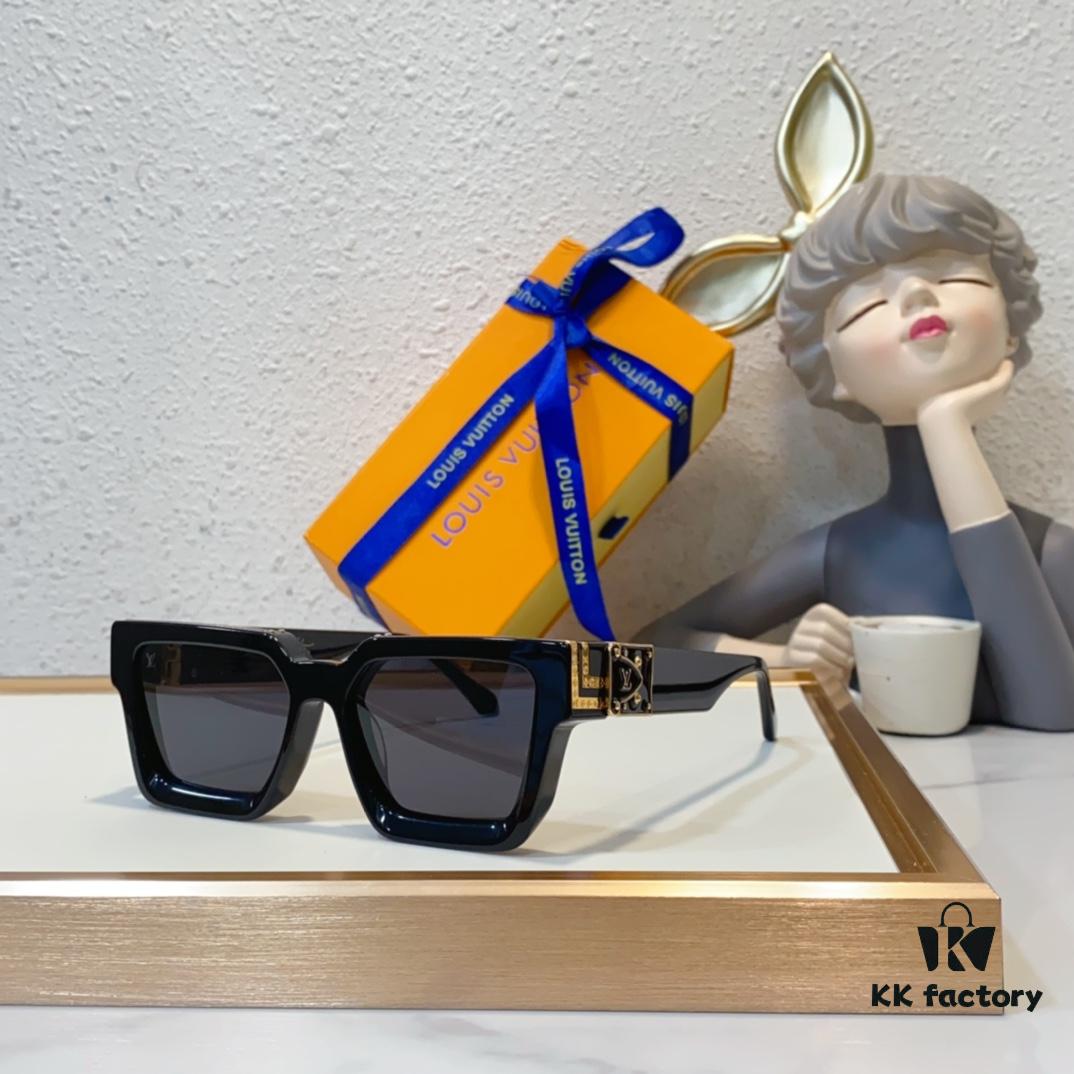 LOUIS VUITTON * Z1910E Z1920E Z1940E Z1900E Z1812E (One Color, One Model) Premium Quality Luxury Edition, Runway Highlight, True Millionaire's Style, Dense Logo Gold Threads Embedded in Solid Frame, Bold Lines and Exquisite Craftsmanship Create a Three-Dimensional Texture, Refined Small Square Temple Connects Smoothly with Clasp, Different Tints of Coating Enhance the Elegance of Golden Rivets