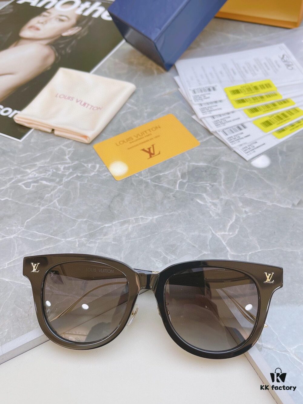 Stylish Beyond Compare! Xiaohongshu Trending Item – Owner's Strong Recommendation – Limited Edition LOUIS VUITTON LV Z4018E High-End Avant-Garde Design, Logo-Embellished Temples, Ultimate Fashion Statement, Premium Craftsmanship, Luxurious Build, Solid Metal Hardware – Absolutely Stunning at First Sight!