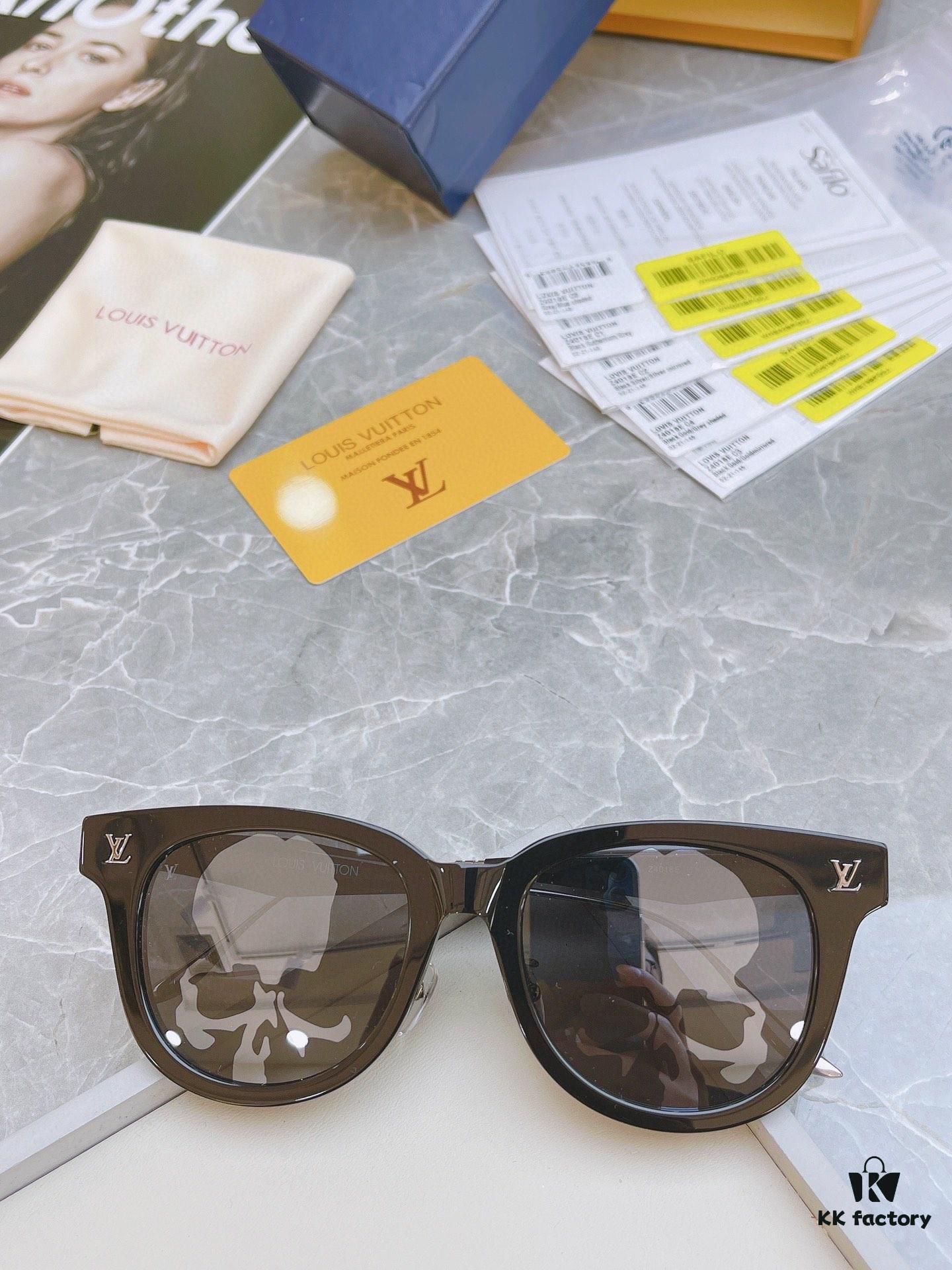 Stylish Beyond Compare! Xiaohongshu Trending Item – Owner's Strong Recommendation – Limited Edition LOUIS VUITTON LV Z4018E High-End Avant-Garde Design, Logo-Embellished Temples, Ultimate Fashion Statement, Premium Craftsmanship, Luxurious Build, Solid Metal Hardware – Absolutely Stunning at First Sight!