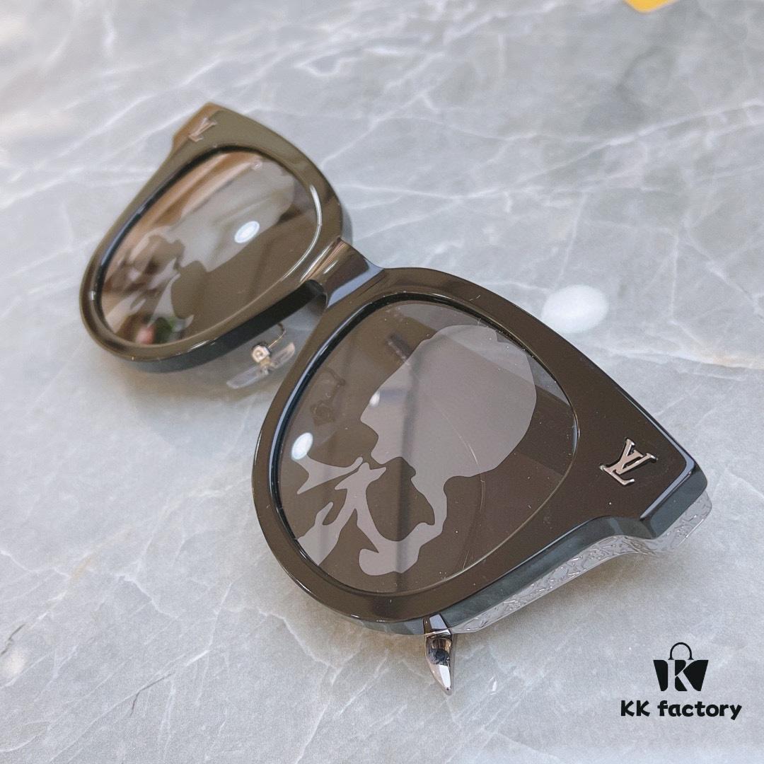 Stylish Beyond Compare! Xiaohongshu Trending Item – Owner's Strong Recommendation – Limited Edition LOUIS VUITTON LV Z4018E High-End Avant-Garde Design, Logo-Embellished Temples, Ultimate Fashion Statement, Premium Craftsmanship, Luxurious Build, Solid Metal Hardware – Absolutely Stunning at First Sight!