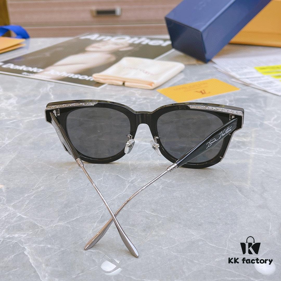 Stylish Beyond Compare! Xiaohongshu Trending Item – Owner's Strong Recommendation – Limited Edition LOUIS VUITTON LV Z4018E High-End Avant-Garde Design, Logo-Embellished Temples, Ultimate Fashion Statement, Premium Craftsmanship, Luxurious Build, Solid Metal Hardware – Absolutely Stunning at First Sight!