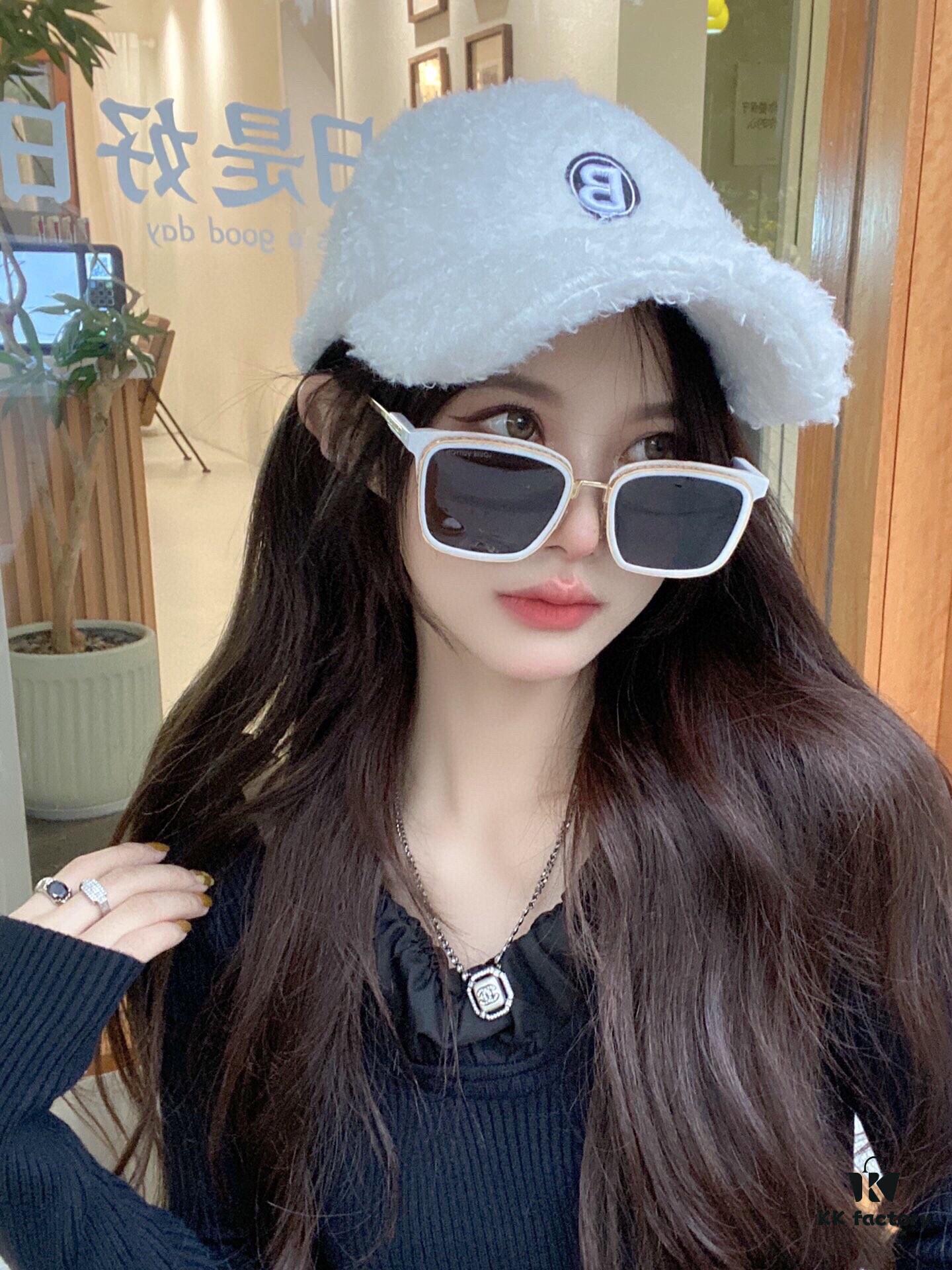 LOUIS VUITTON Rectangular Frame Z1495 Size: 54□22-145 Sunglasses