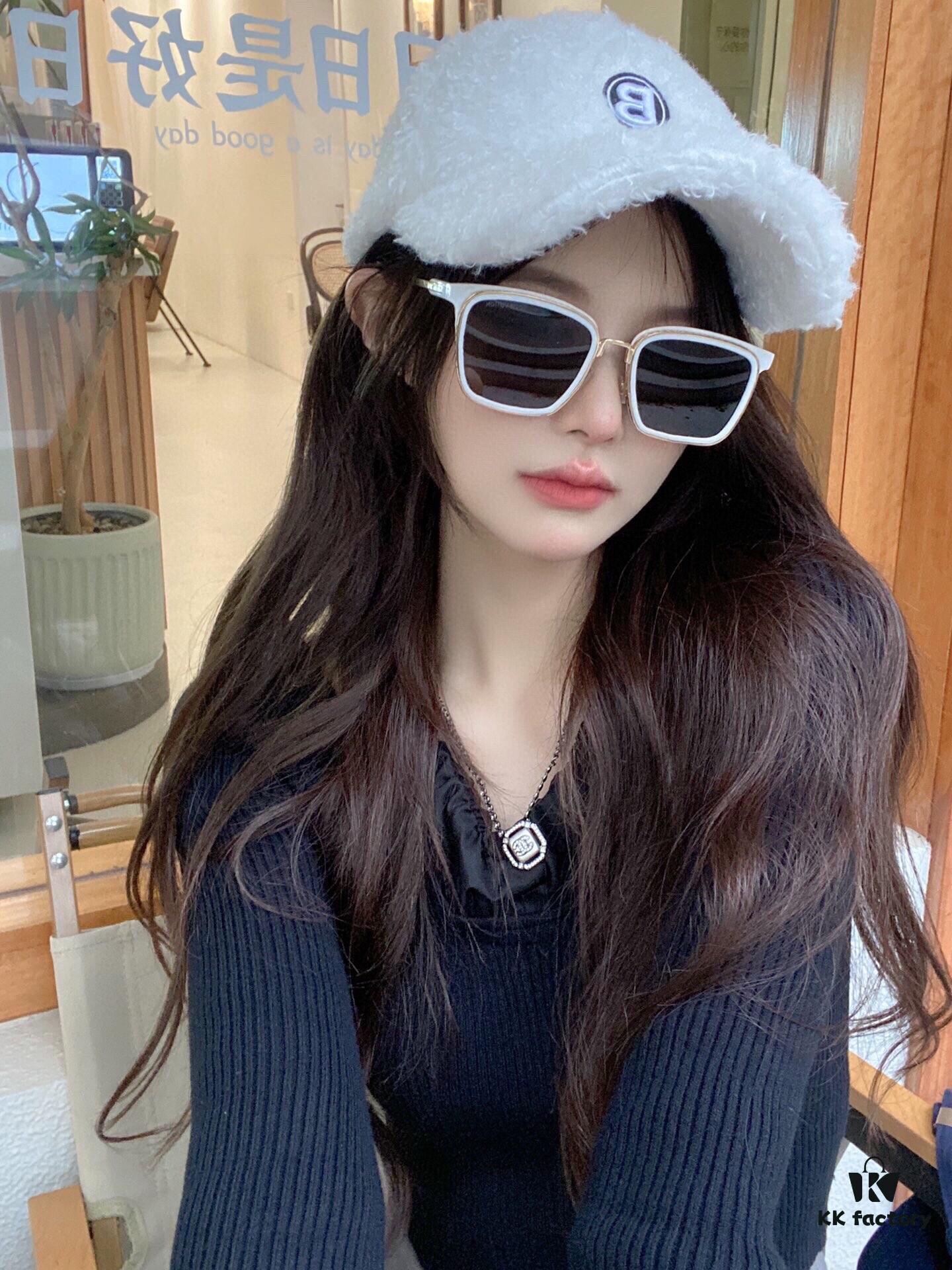 LOUIS VUITTON Rectangular Frame Z1495 Size: 54□22-145 Sunglasses