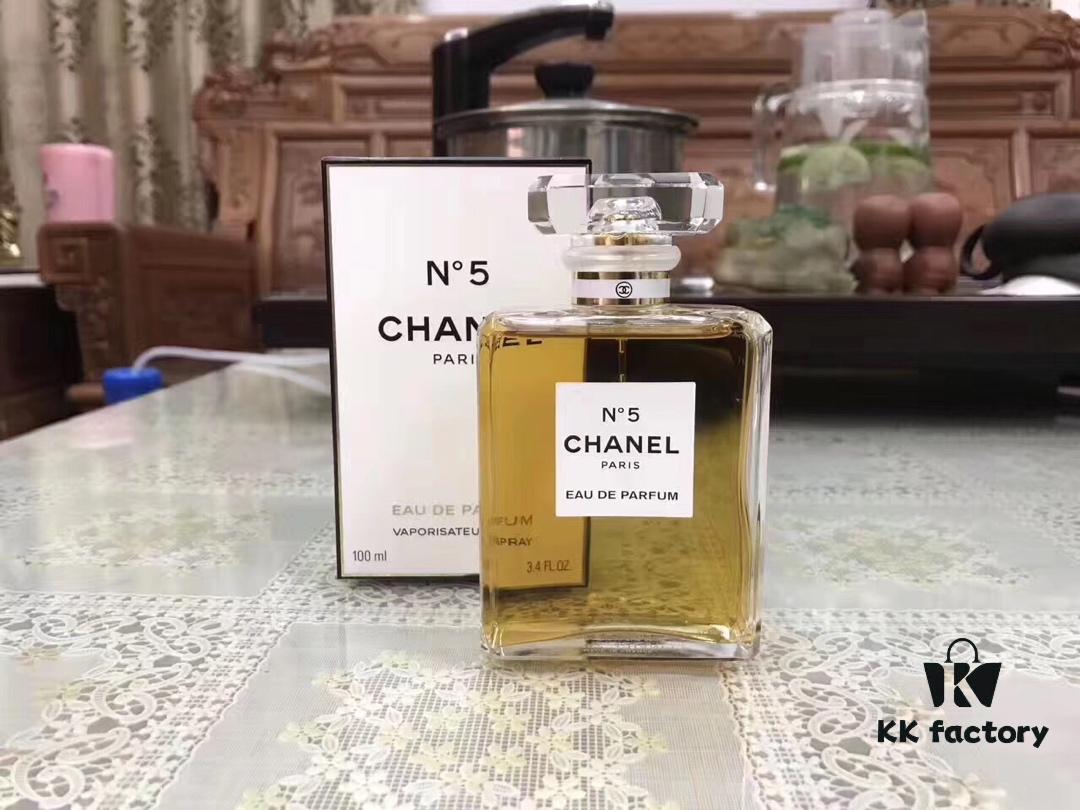 Chanel No.5 100ml Eau de Parfum for Women, Luxurious and Subtle Fragrance, Retail Edition with Handbag