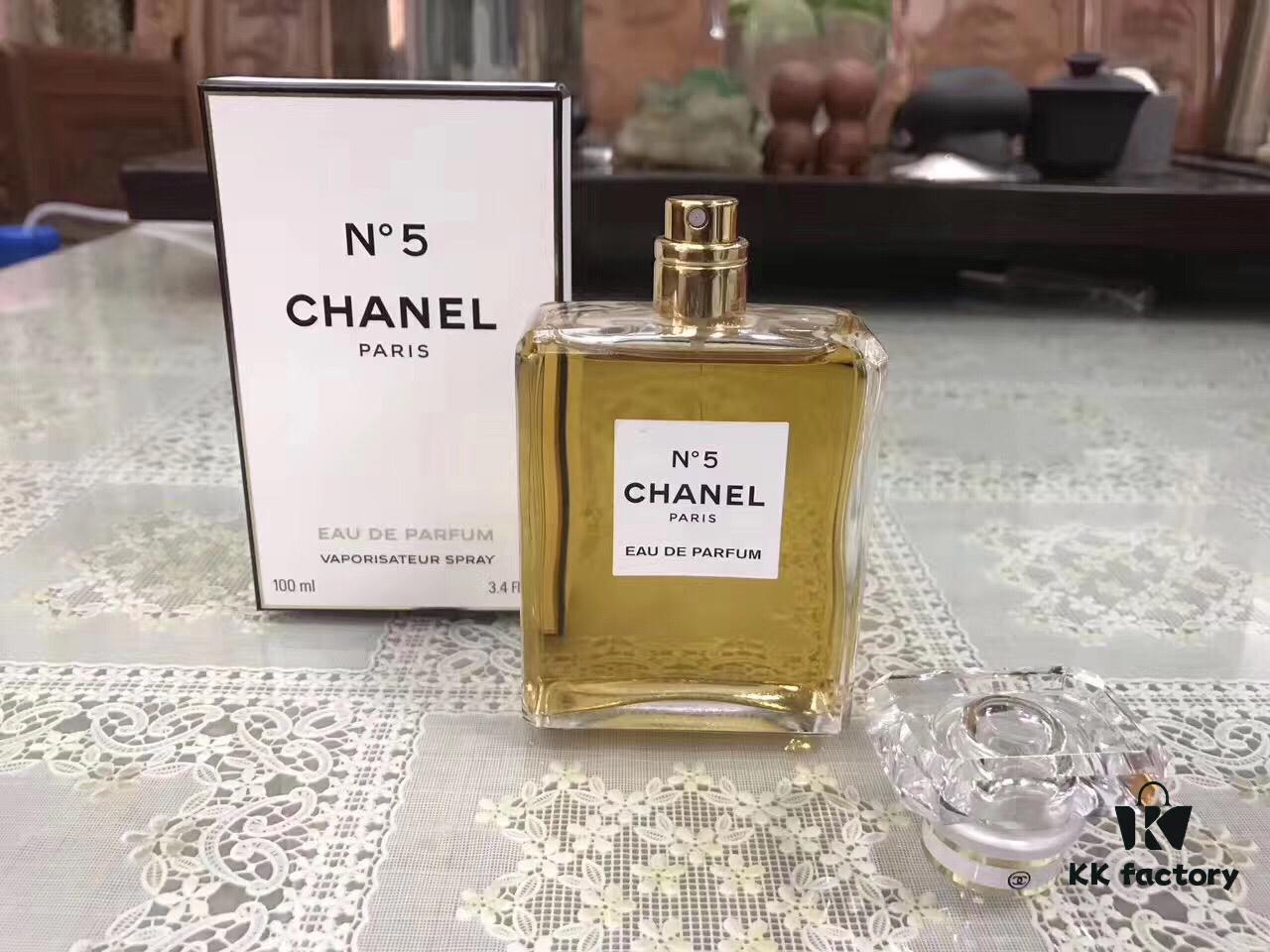 Chanel No.5 100ml Eau de Parfum for Women, Luxurious and Subtle Fragrance, Retail Edition with Handbag