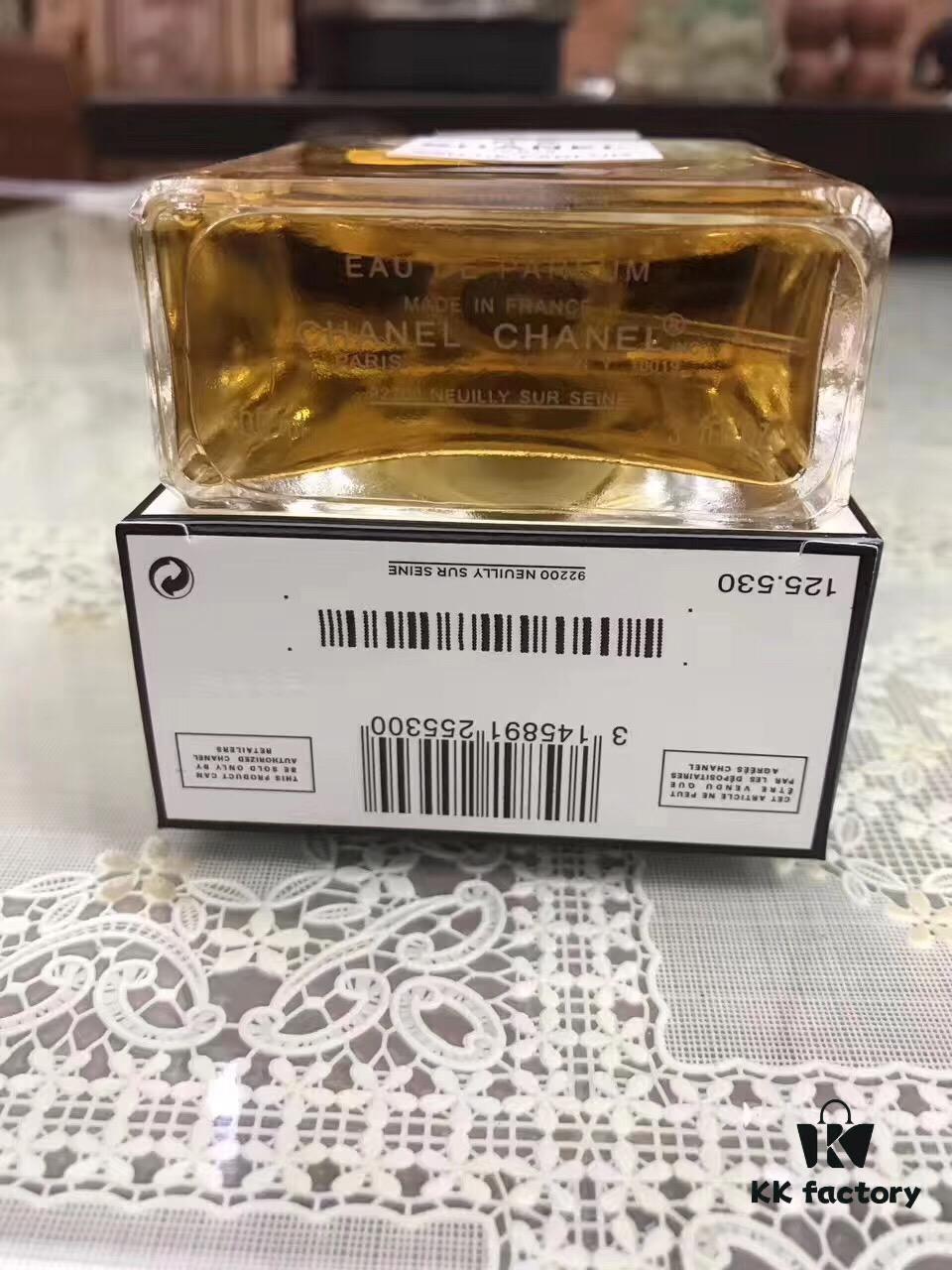 Chanel No.5 100ml Eau de Parfum for Women, Luxurious and Subtle Fragrance, Retail Edition with Handbag