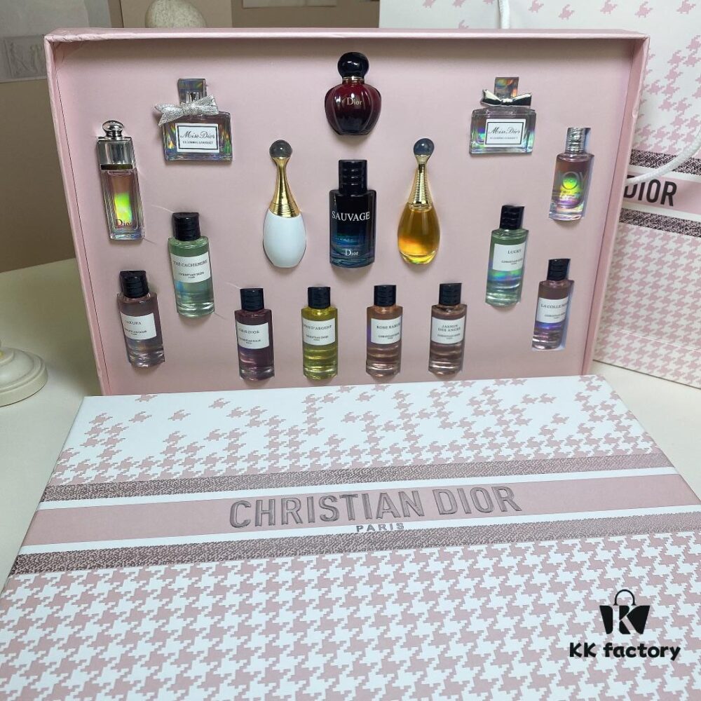 Q-version Dior Powder Compact 16-piece Set with Tote Bag, without Spray Nozzle, Includes: Classic Eight Varieties, Poison Red, Pink Hypnotic, Sweetheart, Scarf Sweetheart, Pure Miss Dior, Miss Dior, Sauvage, Joy