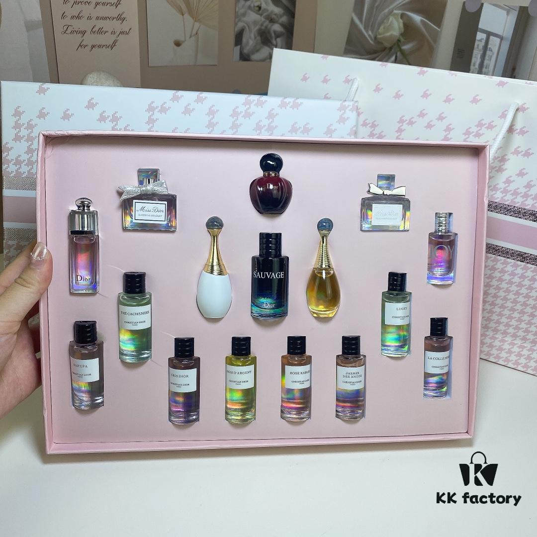 Q-version Dior Powder Compact 16-piece Set with Tote Bag, without Spray Nozzle, Includes: Classic Eight Varieties, Poison Red, Pink Hypnotic, Sweetheart, Scarf Sweetheart, Pure Miss Dior, Miss Dior, Sauvage, Joy