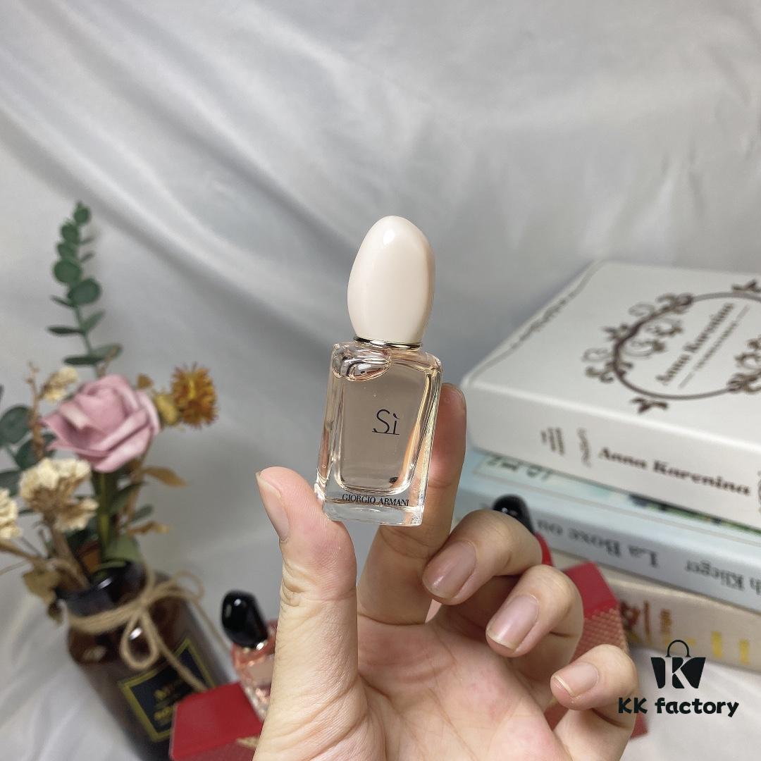 Counter Q-Sized Giorgio Armani Love 4-Piece Mini Set 7ml, Mini Version, No Spray Cap, Drop and Apply Style, Includes Four Variants: Yellow Love, Pink-Cap Light Love Scent, Pink Bottle Intense Love Scent, Red Love