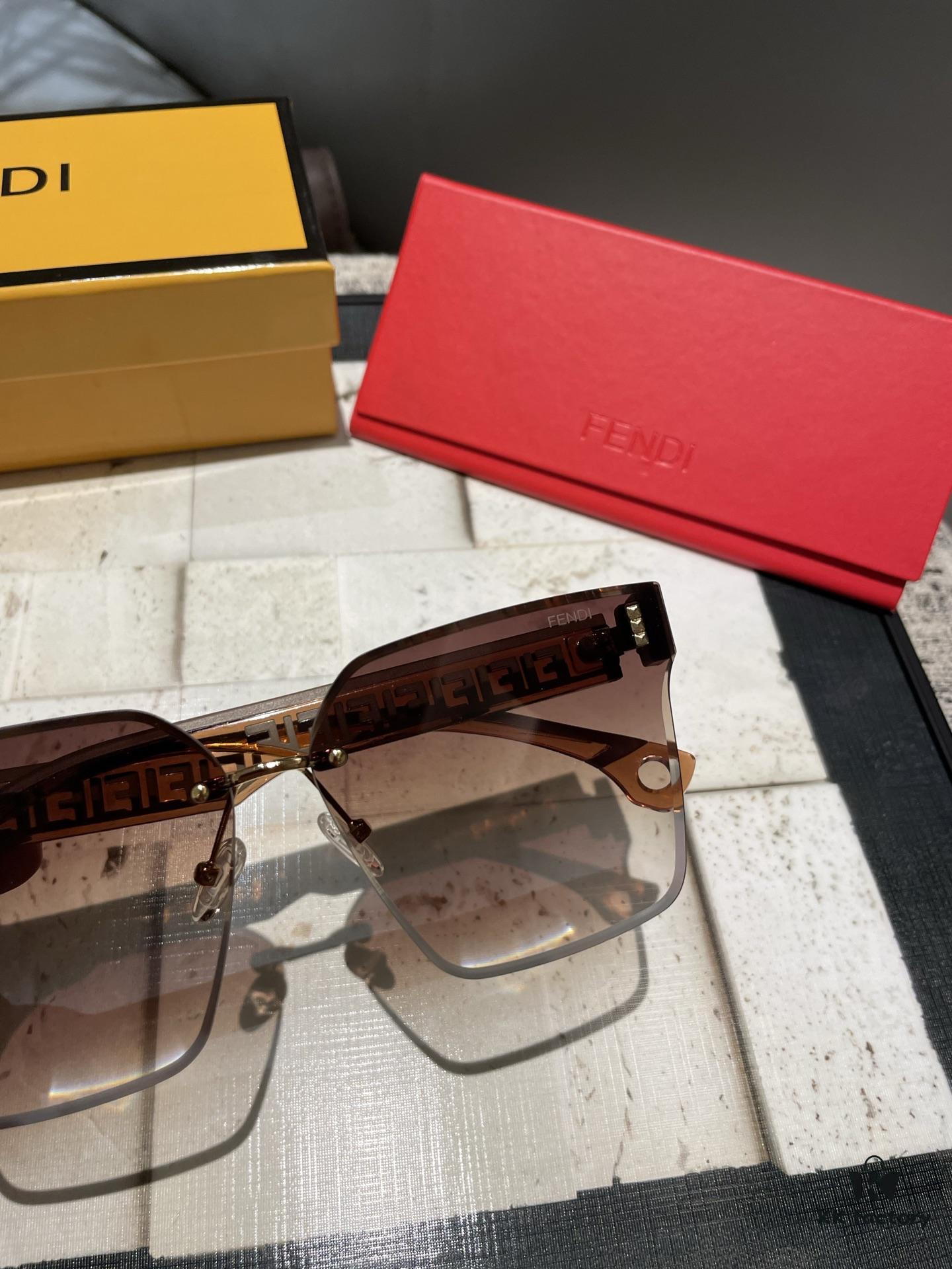 Fendi Postar Resin Polarized Sunglasses 😎 New Fashion Chic Style, Reduce Glare and Block Harmful Radiation 🥰 Essential for Travel, Outings, and Driving 🌸