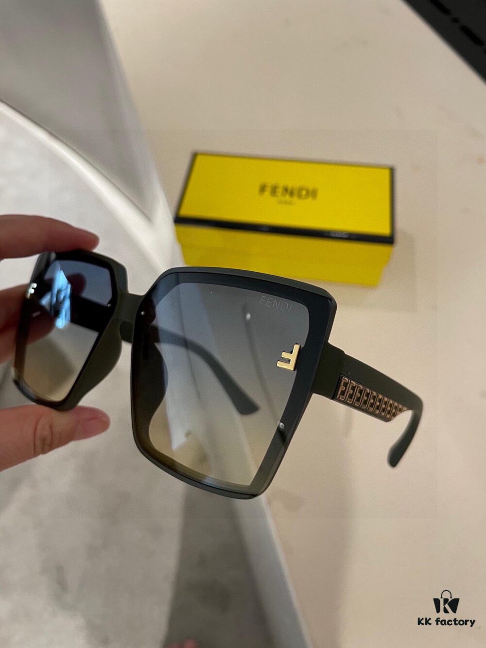 Fendi💌Polaroid Resin Sunglasses😎New Arrival Chic Sun Glasses Reduce Glare🥰Block Harmful Light and Radiation😊Essential for Travel and Outfit Pairing🌸Great for Driving Too🧐Brand Philosophy - Trends Come and Go, but Style Remains🥳2952 Eyewear Sunglasses
