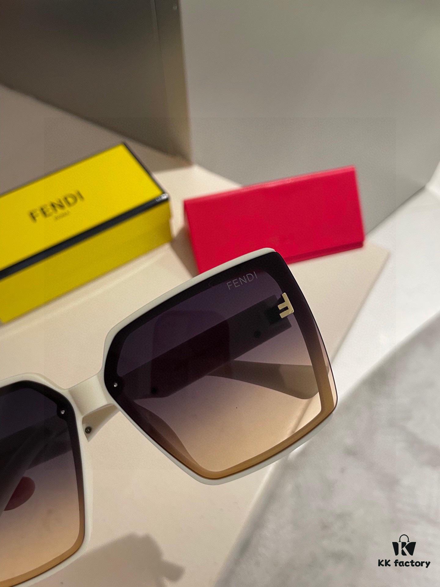 Fendi💌Polaroid Resin Sunglasses😎New Arrival Chic Sun Glasses Reduce Glare🥰Block Harmful Light and Radiation😊Essential for Travel and Outfit Pairing🌸Great for Driving Too🧐Brand Philosophy - Trends Come and Go, but Style Remains🥳2952 Eyewear Sunglasses