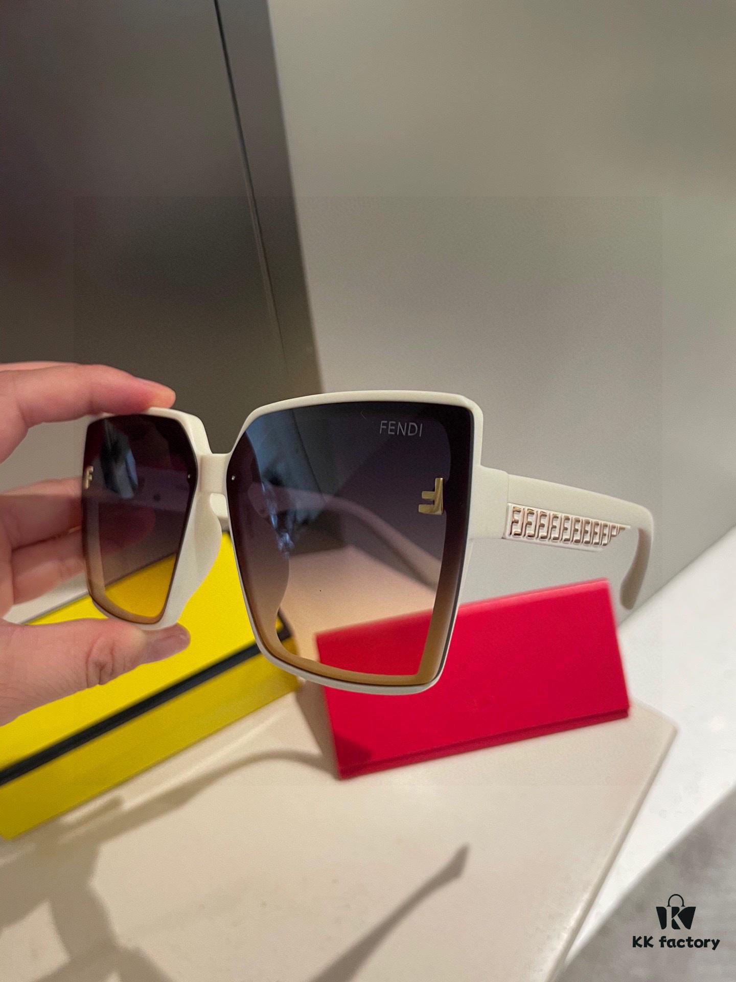 Fendi💌Polaroid Resin Sunglasses😎New Arrival Chic Sun Glasses Reduce Glare🥰Block Harmful Light and Radiation😊Essential for Travel and Outfit Pairing🌸Great for Driving Too🧐Brand Philosophy - Trends Come and Go, but Style Remains🥳2952 Eyewear Sunglasses