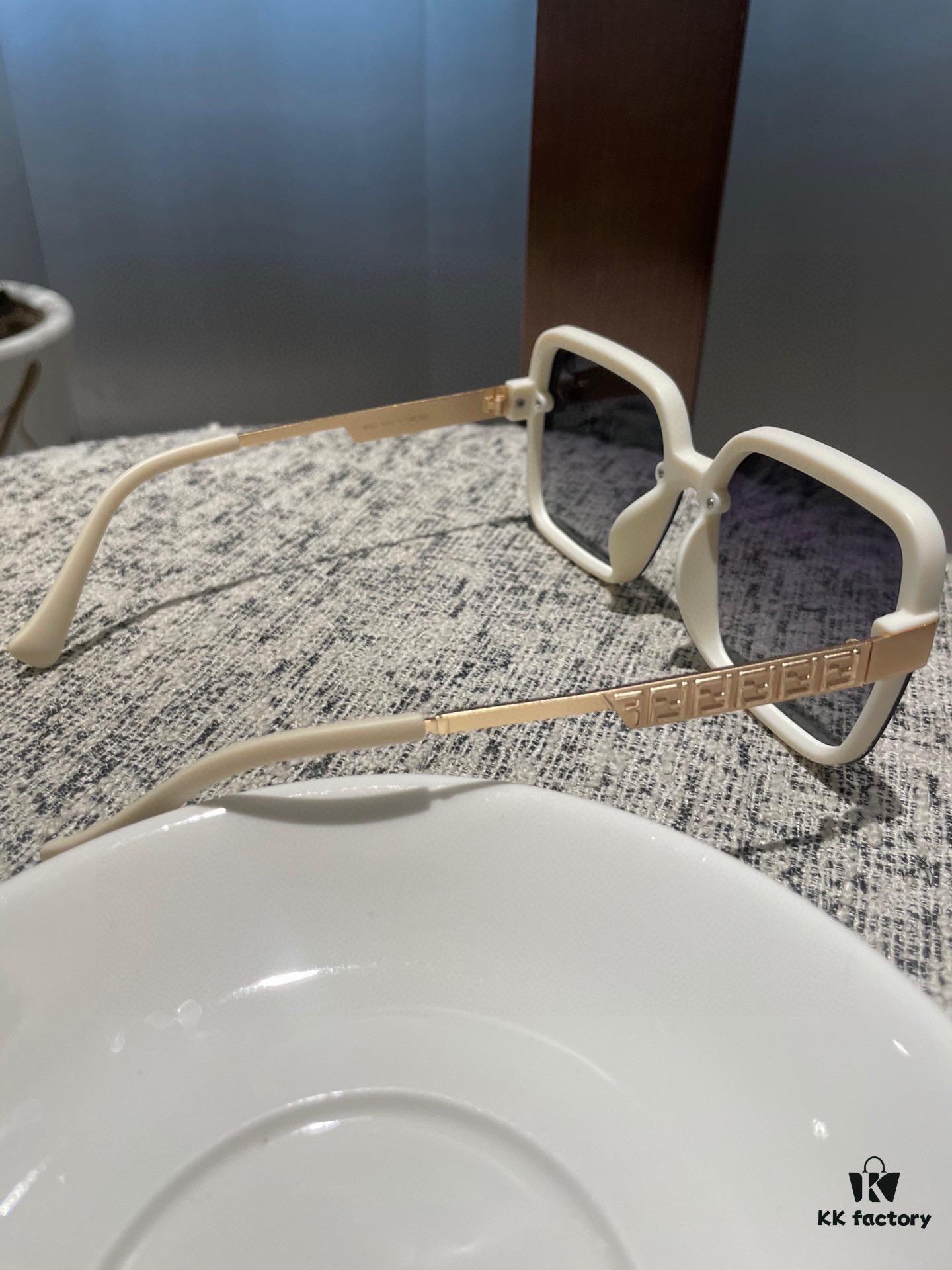 Fendi Women's Polarized Sunglasses 🕶️ Fashionable Face-Framing Designer Style Trendy Look Live-Stream Recommended Model (6071) Eyewear