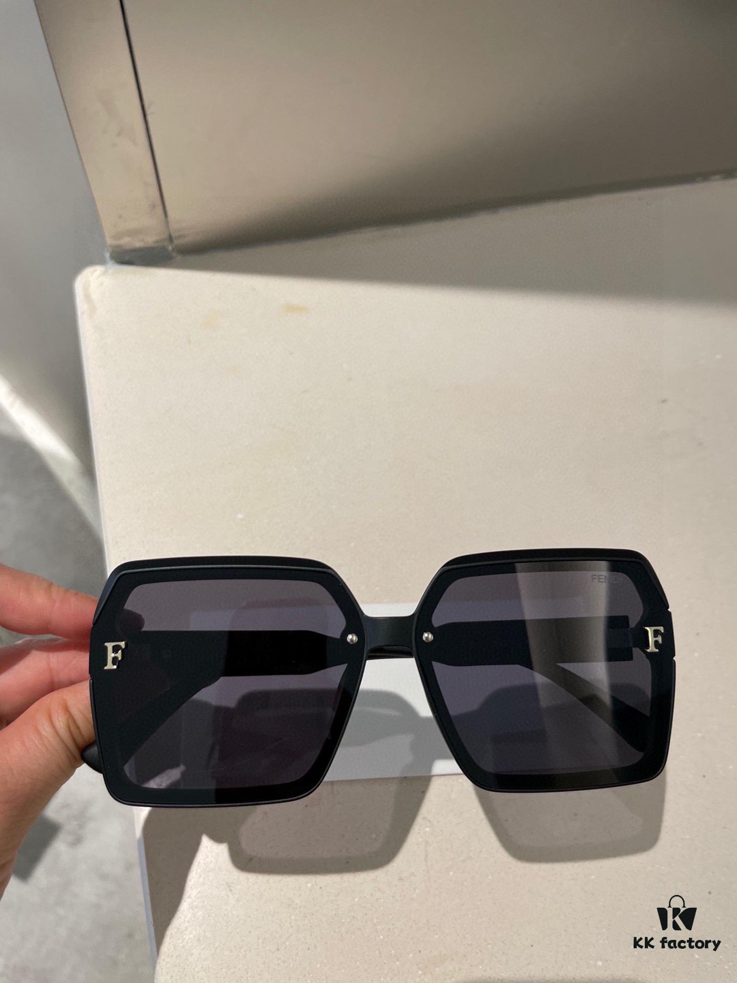 Fendi💌Polaroid Resin Polarized Sunglasses😎New Fashion Chic Sun Glasses to Reduce Glare🥰Block Harmful Light and Radiation😊Essential for Travel, Outfits, and Driving🧐Brand Philosophy - Trends Come and Go, but Style Remains🥳