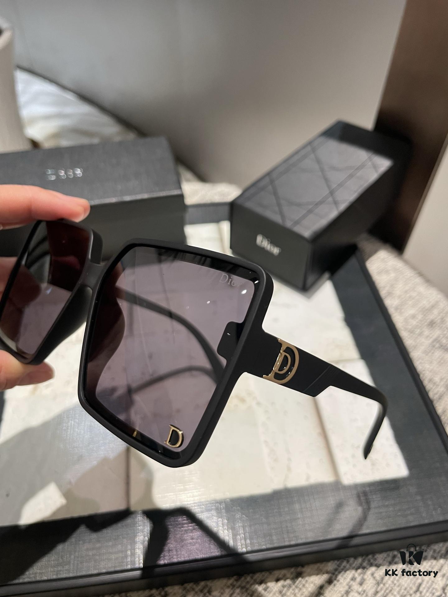 Dior Polarized Resin Sunglasses, New Small Chic Style, Reducing Glare and Blocking Harmful Radiation, Essential for Travel and Fashion Pairing, Suitable for Driving