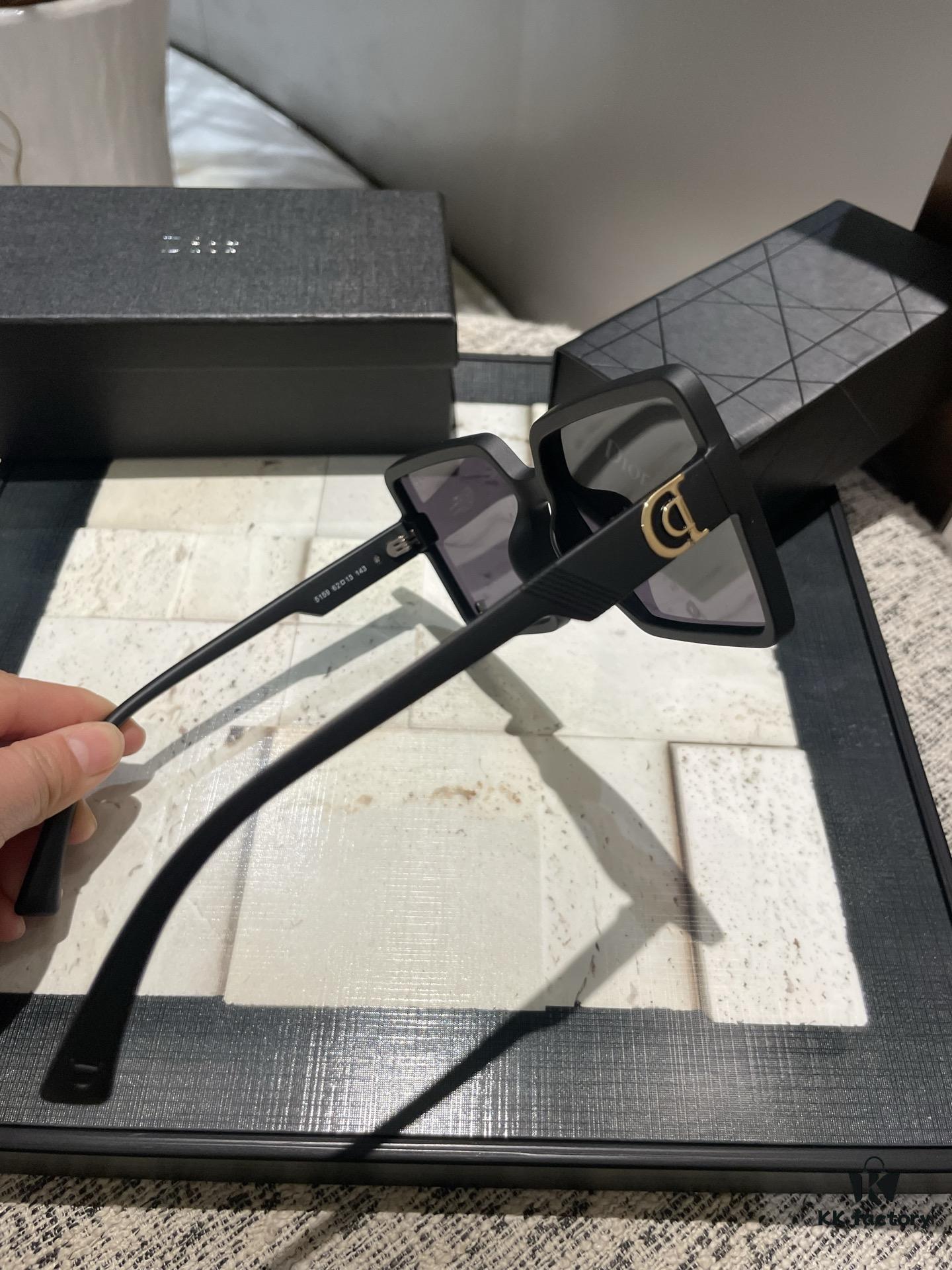 Dior Polarized Resin Sunglasses, New Small Chic Style, Reducing Glare and Blocking Harmful Radiation, Essential for Travel and Fashion Pairing, Suitable for Driving